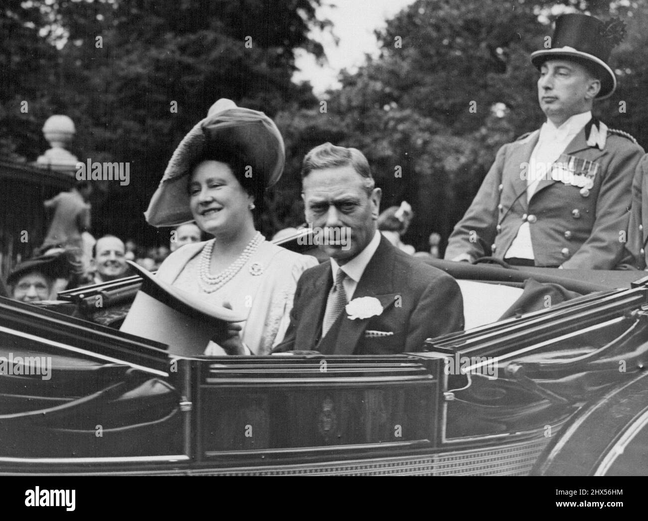 Ouverture de 'Royal Ascot' -- le roi George et la reine Elizabeth arrivent dans leur landau à l'hippodrome d'Ascot en Angleterre le 13 juin pour l'ouverture de la rencontre d'été 1950. 28 juin 1950. (Photo par photo de presse associée). Banque D'Images
