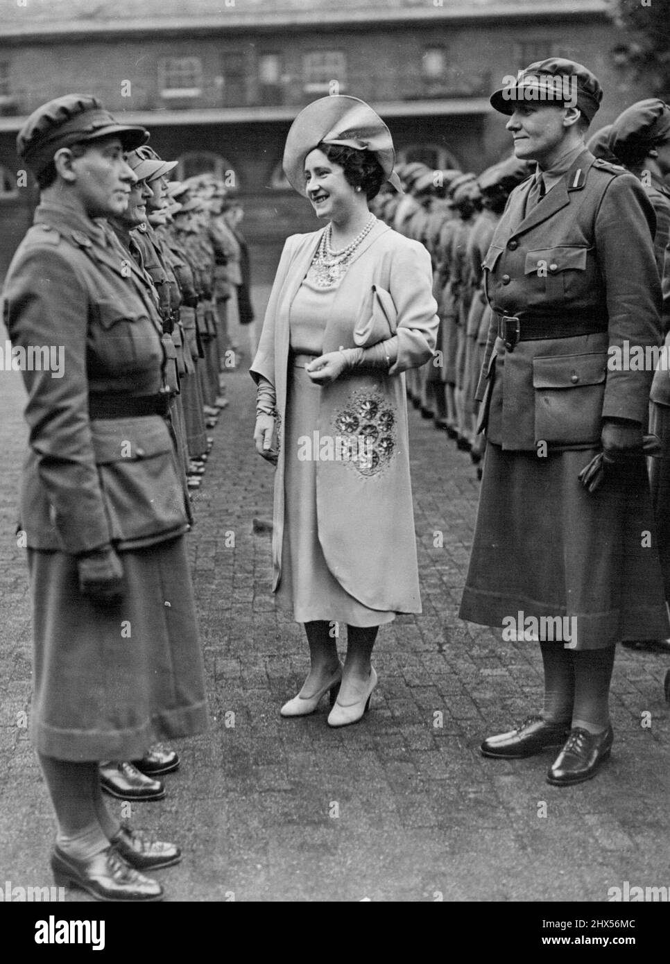 La Reine inspecte la Légion des femmes -- S.M. la Reine inspecte la Légion des femmes au Palais Royal News de Buckingham. Une femme en uniforme d'une semaine fore au Royal Maws, au palais Bukingham de Londres, et la nuit dernière ils ont été inspectés par H.M. la Reine. Ils sont membres de la Légion des femmes, le célèbre corps fondé en 1914. La Légion des femmes est des cultures volontaires qui sont incluses dans la liste de l'Armée depuis qu'elle a commencé en 1914. 24 octobre 1940. (Photo de London News Agency photos). Banque D'Images