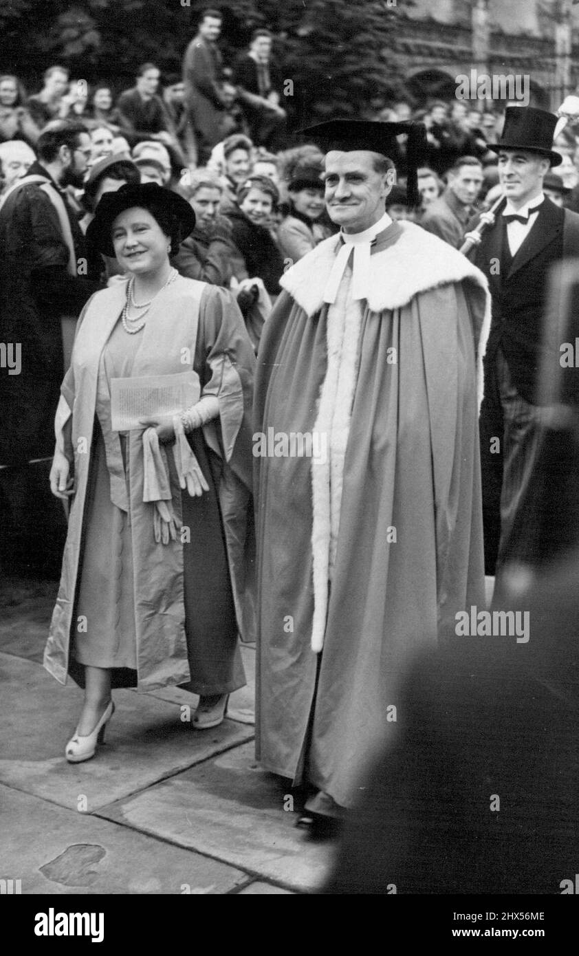 La Reine à l'Université de Cambridge -- S.A.M. la Reine portant la casquette  et la robe du docteur en droit, permission de marche avec le  vice-chancelier, le révérend Dr. G.E. Raven, après
