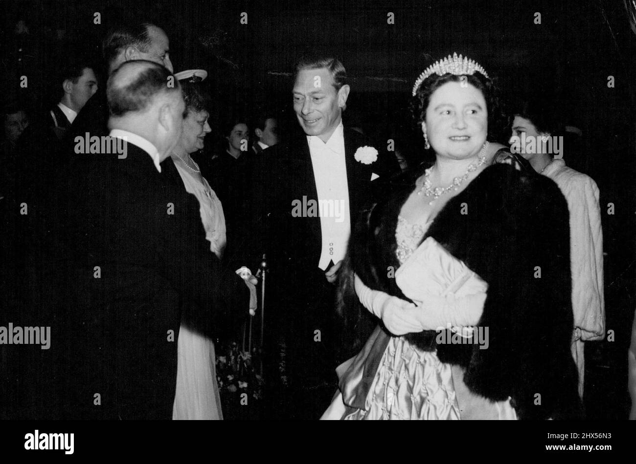 'Hamlet' Royal film Premiere -- leurs Majestés le Roi et la Reine sont accueillis à leur arrivée au Théâtre Odeon, ce soir (jeudi). La Reine porte une robe de satin d'Ivoire matelassé. La princesse Elizabeth est visible sur la droite. Leurs Majestés le Roi et la Reine ont assisté à la première mondiale de la version cinématographique de 'Hamlet' de Sir Laurence Olivier, ce soir (jeudi) à l'Odeon, Leicester Square, Londres. Le film, qui a coûté deux villes £500 000 à faire, a été produit et réalisé par Sir Laurence, qui joue le rôle de titre. Il a occupé Denham studio six mois pendant la fabrication. 06 mai 1948. Banque D'Images
