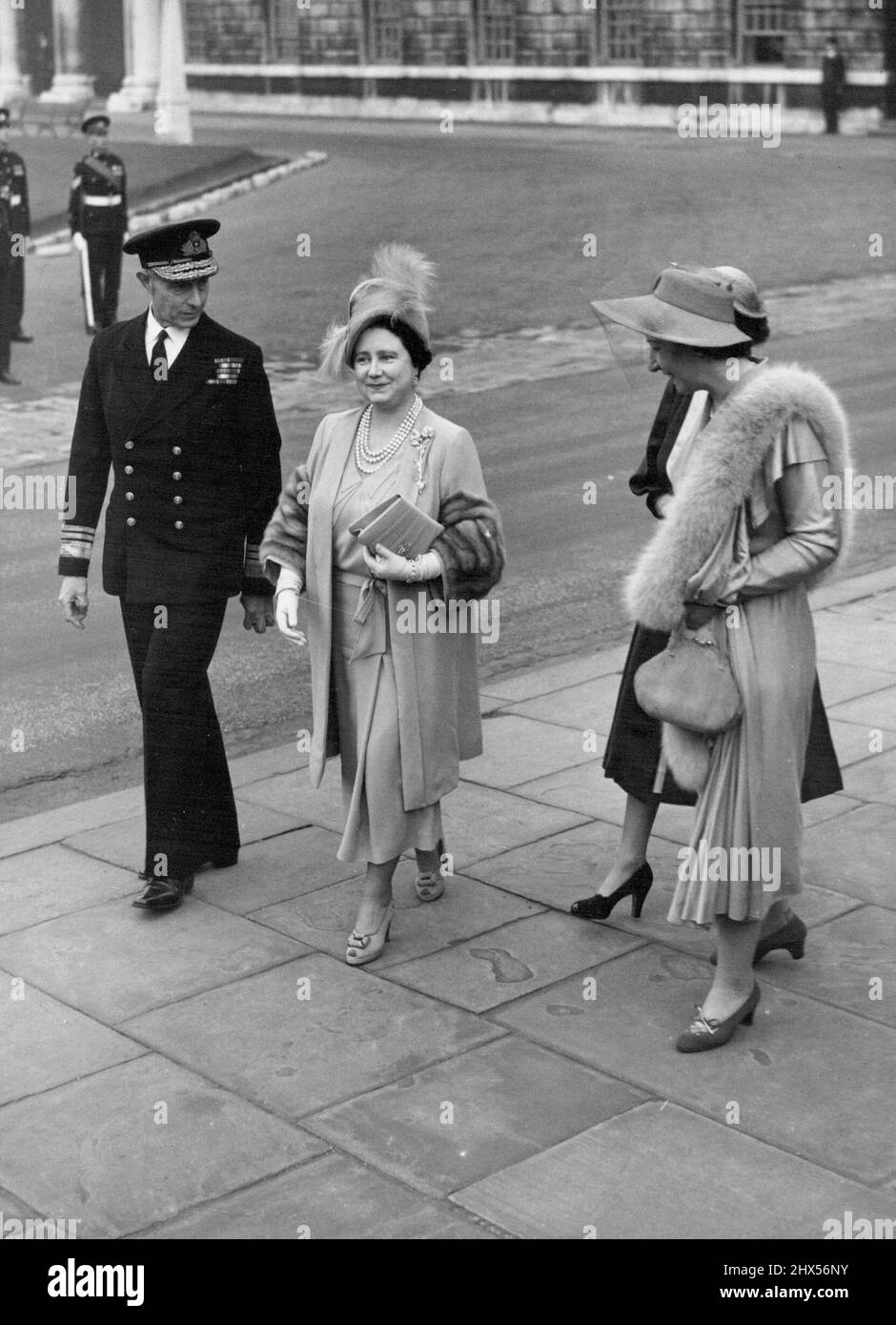 Le Président de la France visite le Royal Naval College -- la Reine avec Madame Auriol lors de leur visite avec le Roi et le Président de la France, au Royal Naval College, Greenwich, cet après-midi. 09 mars 1950. (Photo par Daily Mirror). Banque D'Images