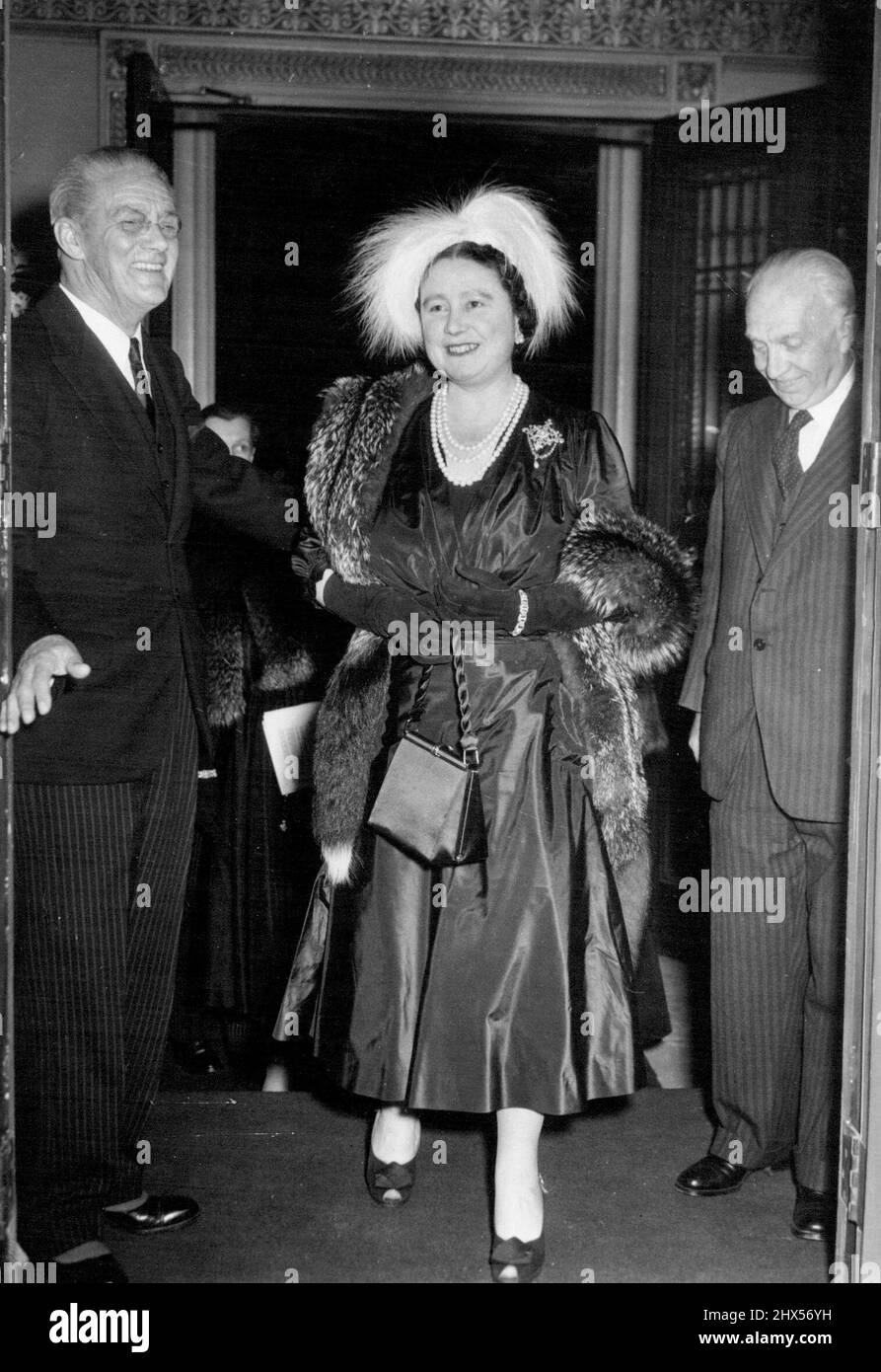 Lord Nuffield Greets The Queen Mother -- Lord Nuffield (à gauche) et Sir John Stopford se tiennent à côté de la Reine Elizabeth, la Reine mère, alors qu'elle assiste à une réception pour souligner le 10th, anniversaire de l'inauguration de la Fondation Nuffield à Grove House, Regent's Park. Sir John Stopford est le vice-président de la Fondation, qui est une fiducie de bienfaisance. 30 avril 1953. (Photo de United Press photo). Banque D'Images