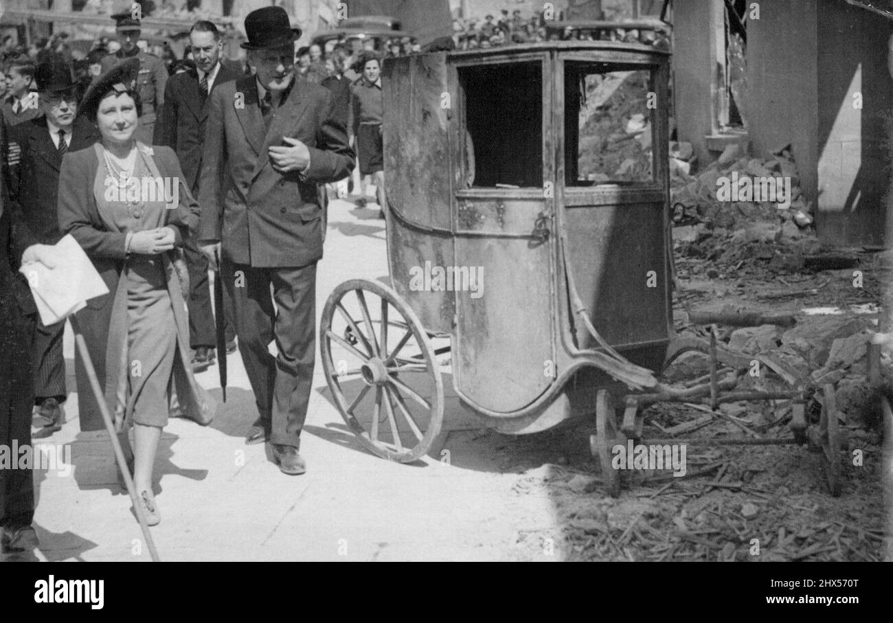 Le roi et la reine visitent Beth - la reine passe une chaise de bain endommagée à la bombe lors d'une visite de la ville, avec le maire de Bath Alderman Audrey Bateman. Le Roi et la Reine ont visité la ville bombardée de Bath, choisie par les Nazis pour leur récent RAID "prisal". 10 août 1942. (Photo par photo de presse associée). Banque D'Images