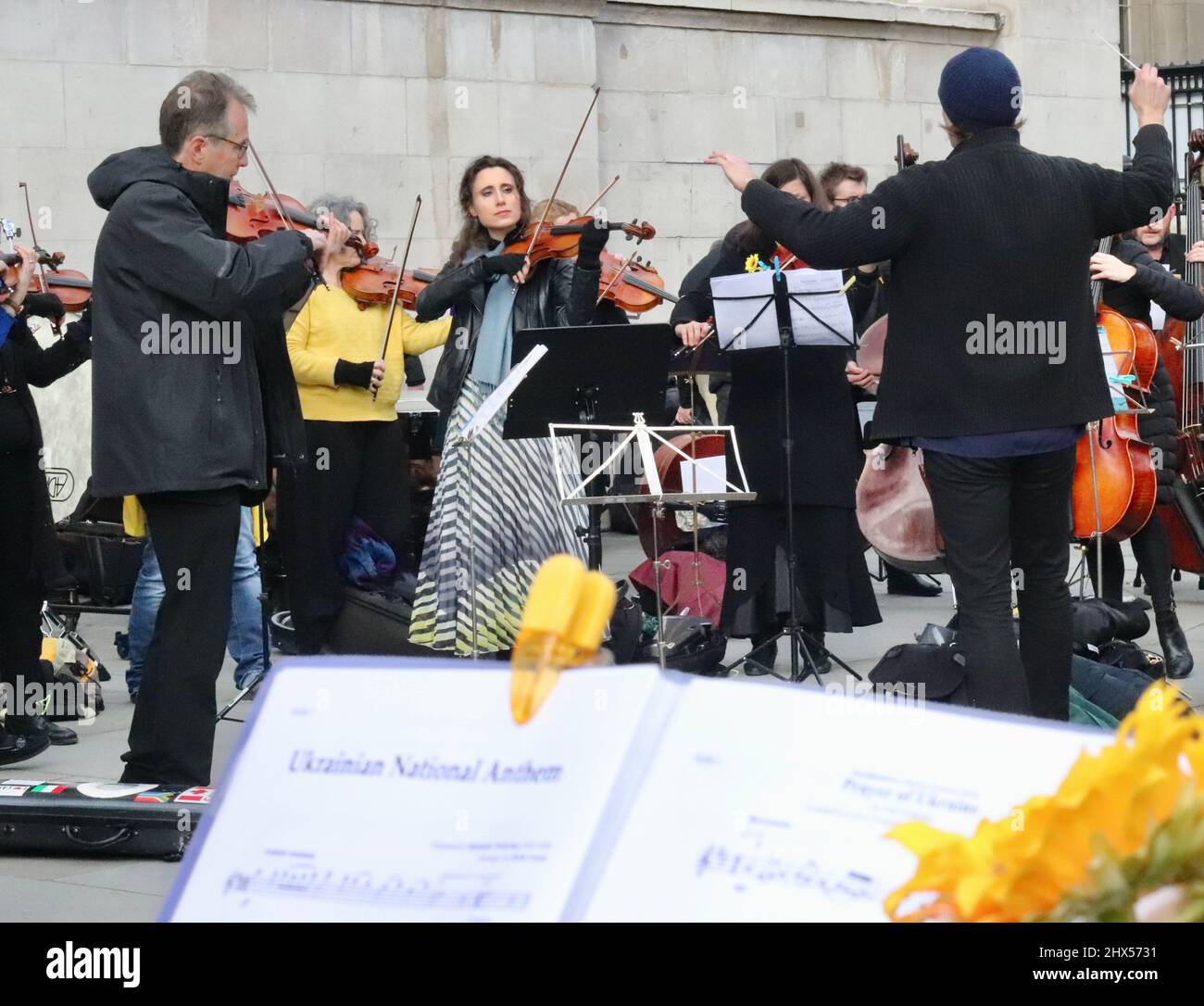 La flashmob orchestrale « Music for Peace » se joue lors d'une manifestation contre l'invasion de l'Ukraine par la Russie 06/03/22 - Londres, Royaume-Uni Banque D'Images