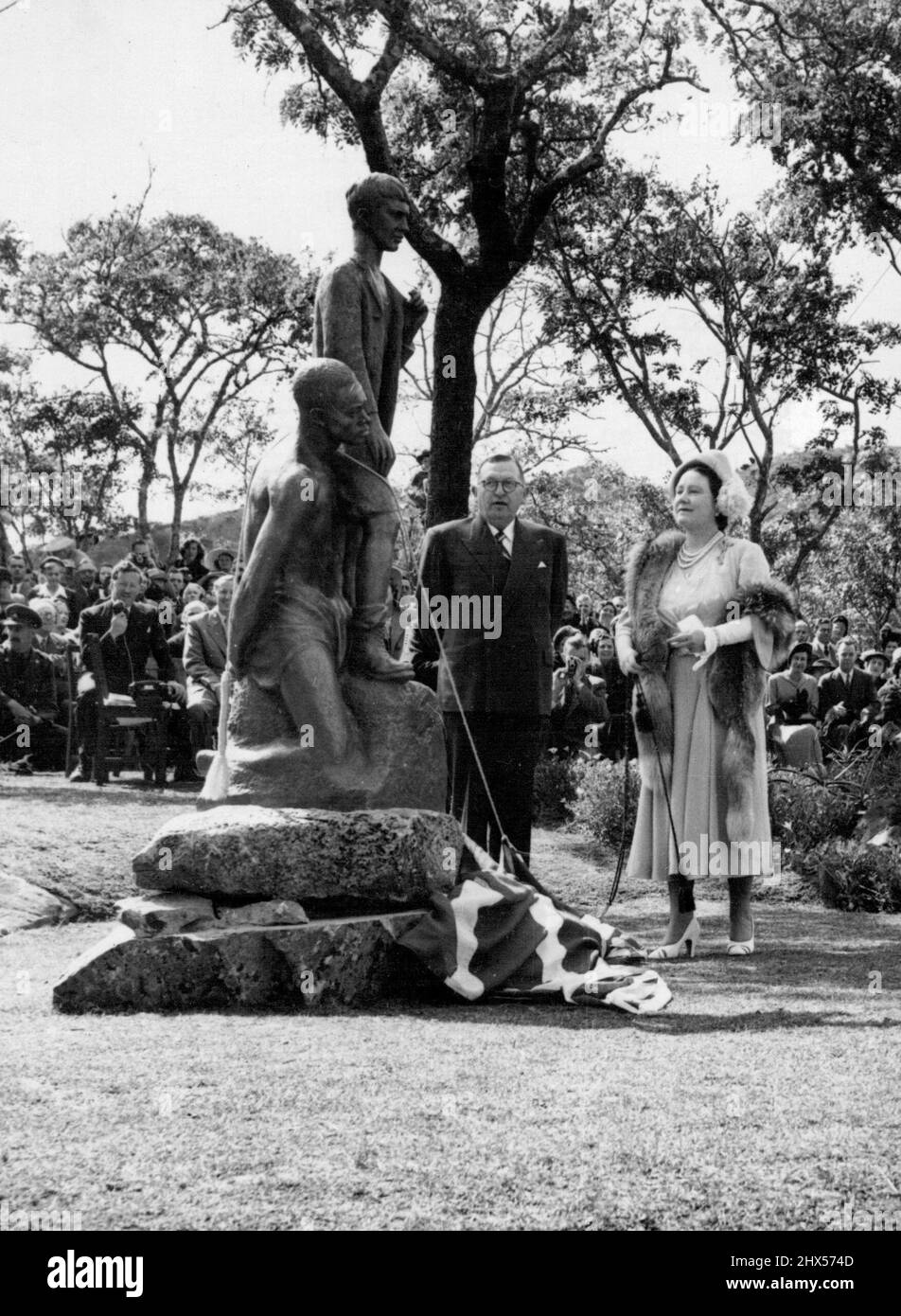 La reine mère dévoile le mémorial d'Un grand pionnier - la reine mère admirant le mémorial de Kingsley Fairbridge, Rhodes Scholar et poète qui ont lancé le programme d'émigration des enfants. Photo prise juste après qu'elle a dévoilé le mémorial sur les pentes abruptes de Noël Pasa, Umtali, Rhodésie du Sud. Kingsley Fairbridge était un grand pionnier qui a apporté le bonheur à de nombreux enfants. Lors de sa visite en Europe, il a été tellement surpris par les conditions surpeuplées qui régnaient à Londres et ailleurs qu'il rêvait de l'idée d'utiliser les grands espaces ouverts de l'Empire pour donner aux enfants une nouvelle vie. 13 juillet 19 Banque D'Images