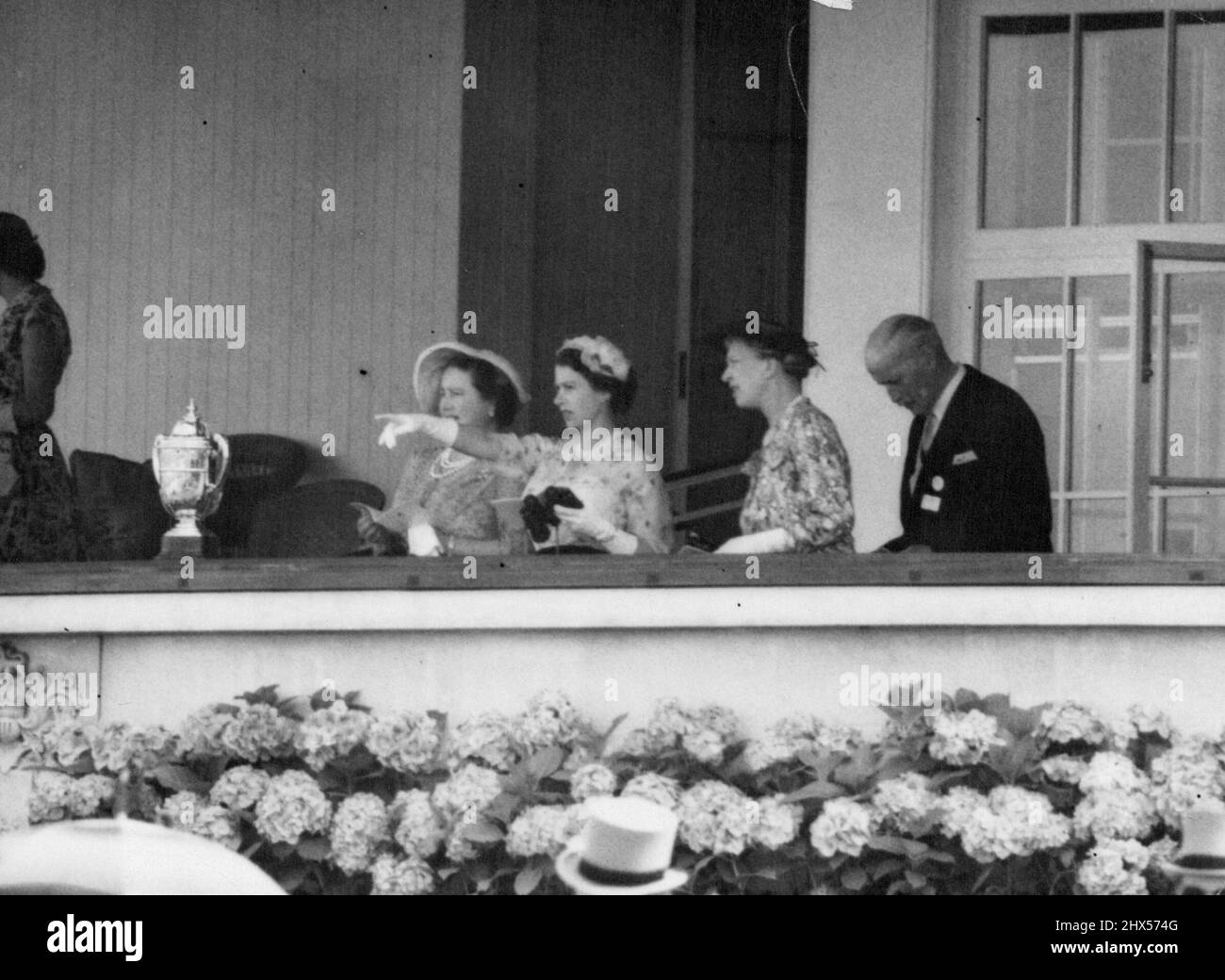 Le Queens choisit Un gagnant - la reine Elizabeth souligne son choix pour la coupe d'or d'ascot aujourd'hui à la reine Elizabeth la reine mère (à gauche) et à la princesse royale. La coupe d'or, vue à gauche, a été gagnée par le cheval italien Botticelli, propriété de l'Incisa Della Rocchetta du marché. 13 juillet 1955. (Photo de Paul Popper, Paul Popper Ltd.). Banque D'Images