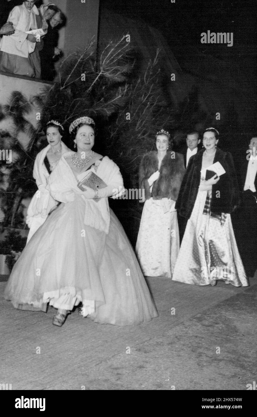 La Reine mère et la Princesse Margaret en Rhodésie du Sud - Reine Elizabeth la Reine mère avec la princesse Margaret quittant le Théâtre dans la grande exposition du centenaire de Rhodes qui se tient maintenant à Bulawayo, S. Rhodésie. Le Parti royal avait assisté à un concert en soirée donné sous la direction du célèbre chef d'orchestre Sir John Barbirolli. 14 juillet 1953. (Photo de Sport & General Press Agency Limited). Banque D'Images