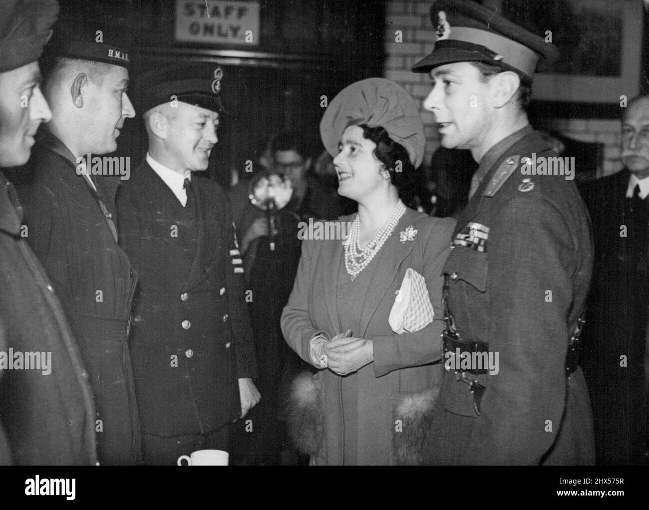 H.M. le Roi et la Reine ont visité des clubs de services pour d'autres rangs à Londres - le Roi et la Reine discutant avec P.O. Jardine de Melbourne, qui les ont rencontrés lorsqu'ils ont visité l'Australie en tant que duc et duchesse de York. 24 octobre 1940. (Photo de Sport & General Press Agency). Banque D'Images