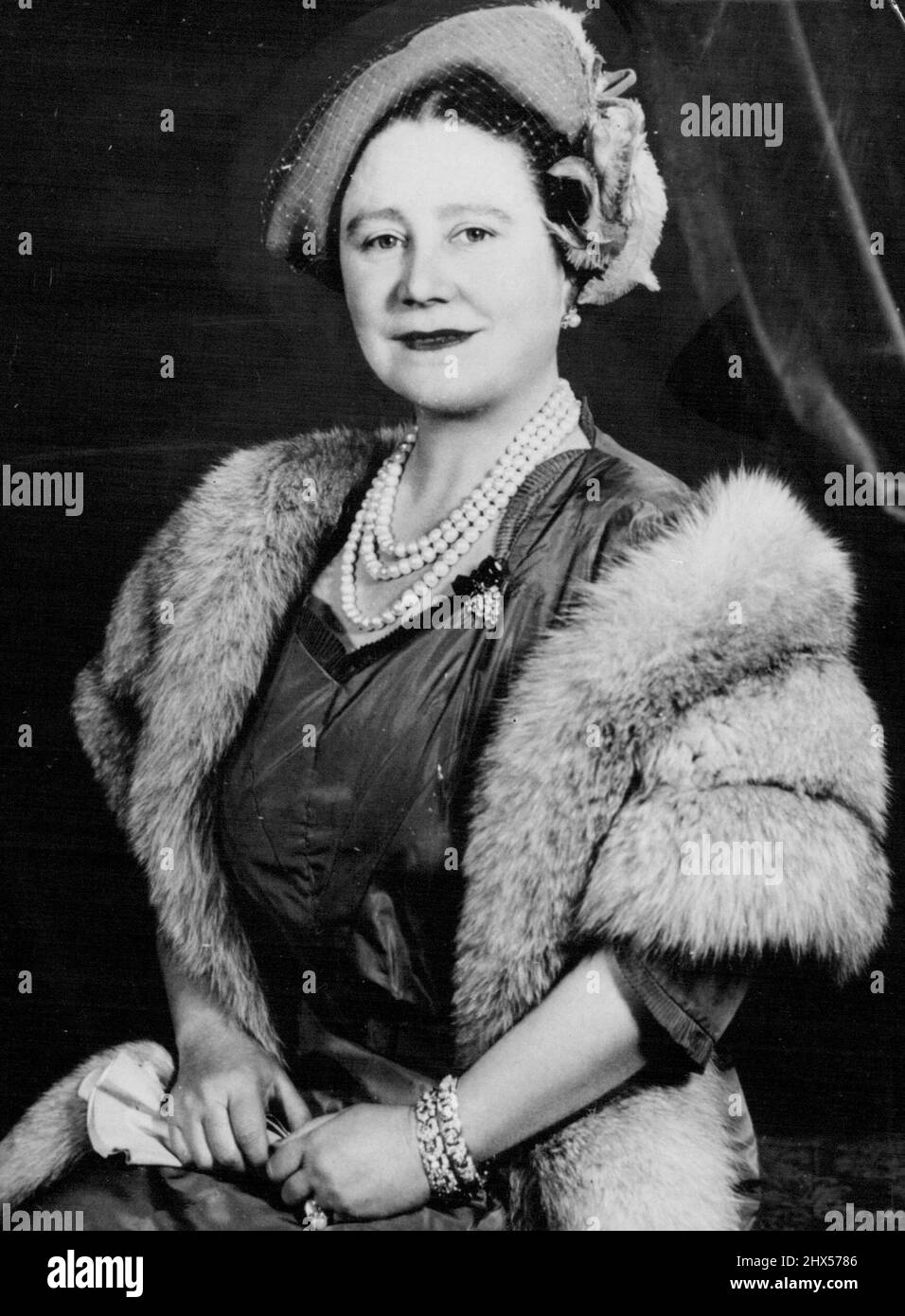 La reine mère visite les États-Unis et le Canada - ce portrait de la reine Elizabeth la reine mère a été faite spécialement pour sa prochaine visite aux États-Unis et au Canada. Sa Majesté sort d'Angleterre à bord du Liner Queen Elizabeth le 21 octobre, arrive à New York le 26 octobre et se rendra ensuite à Washington avant de se rendre à Ottawa (Canada). Sur l'invitation du Président Eisenhower, la Reine mère restera à la Maison Blanche du 4 au 6 novembre. Elle quitte New York à bord de la Liner Queen Mary novembre 18 en route vers l'Angleterre. 4 octobre 1954. (Photo par photo de presse associée) Banque D'Images