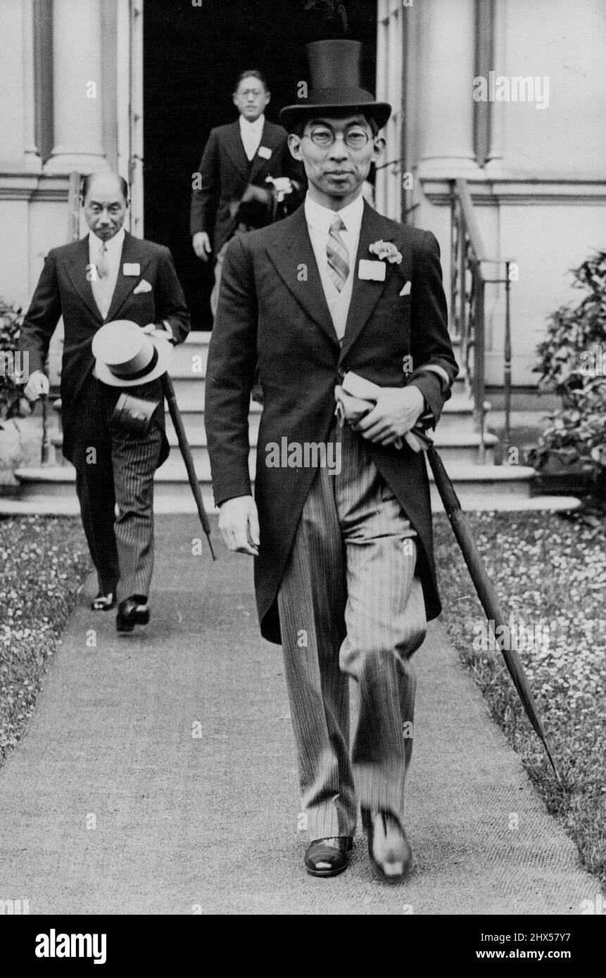 Le Prince Chichibu part pour Ascot -- le Prince Chichibu du Japon quitte son hôtel par l'entrée arrière, pour Ascot aujourd'hui. C'est sa première visite à cette réunion. 17 juin 1937. (Photo de Keystone). Banque D'Images