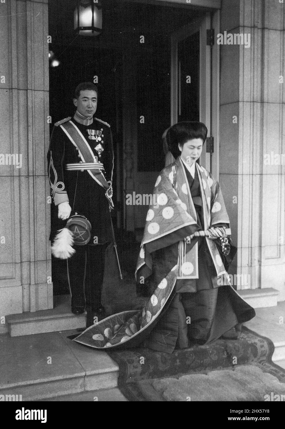 Princesse Kitashirakawa dans sa cour ***** Laissant son palais avec son frère, le Prince Kitashirakswa.Princess Sawako Kitashirakawa, qui sera marié le 7 janvier au vicomte Motebumi ***** , Est allé au Palais impérial hier matin au culte des vicomte avant les sanctuaires impériaux pour la dernière fois, avant de renoncer à son statut de princesse des ***** Son Altesse a été reçue en audience par l'empereur et l'impératrice, puis s'est rendue au Palais d'Omiya où elle a été reçue par l'impératrice Dowager. La princesse Kitashirakawa est la deuxième fille du prince plus tard ***** Kitashi Banque D'Images