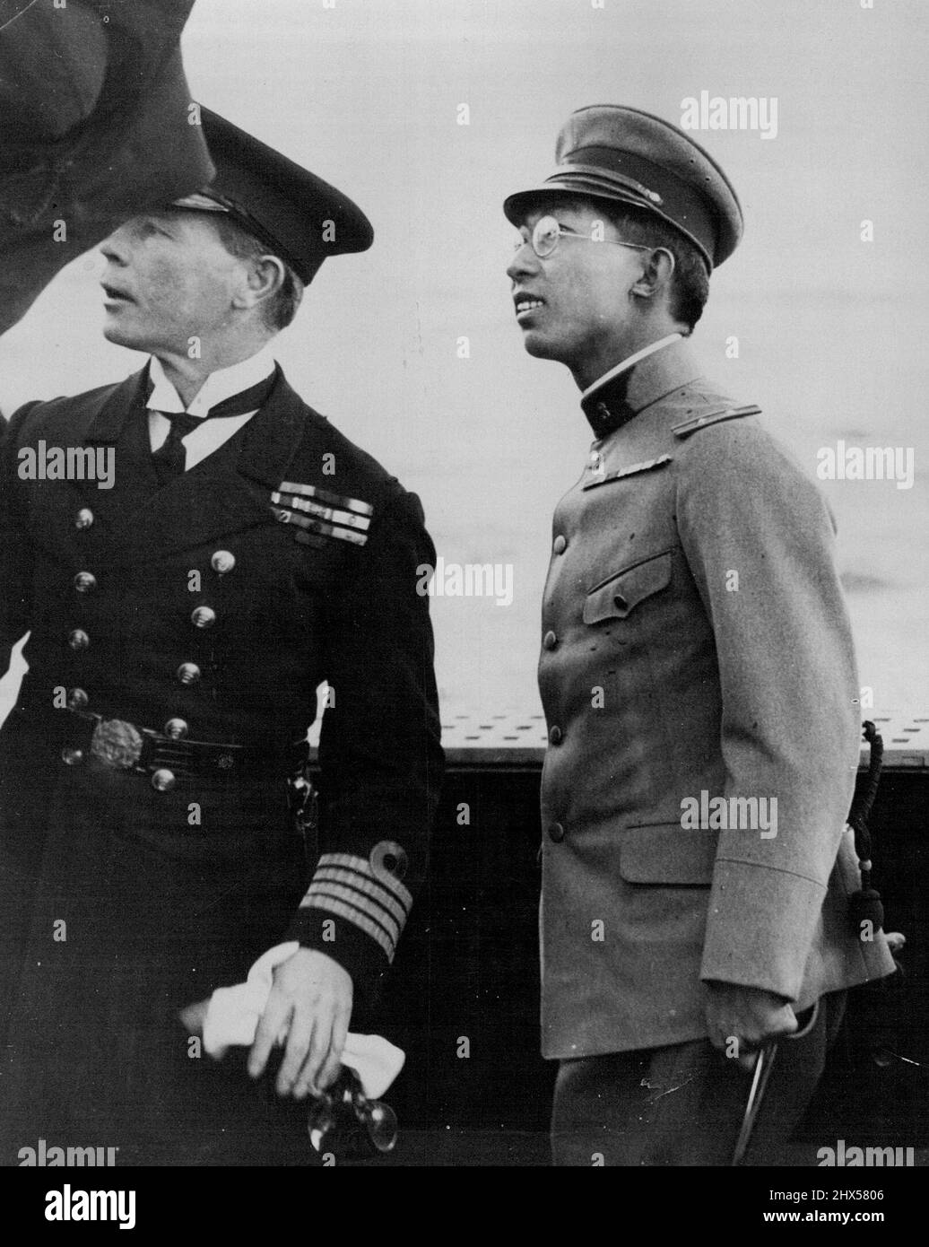 Prince Chichibu regardant la victoire. Le Prince Chichibu du Japon se penche sur l'histoire navale anglaise à Portsmouth Dockyard, où il a visité la victoire historique. (Avril 19th). 4 décembre 1950. Banque D'Images