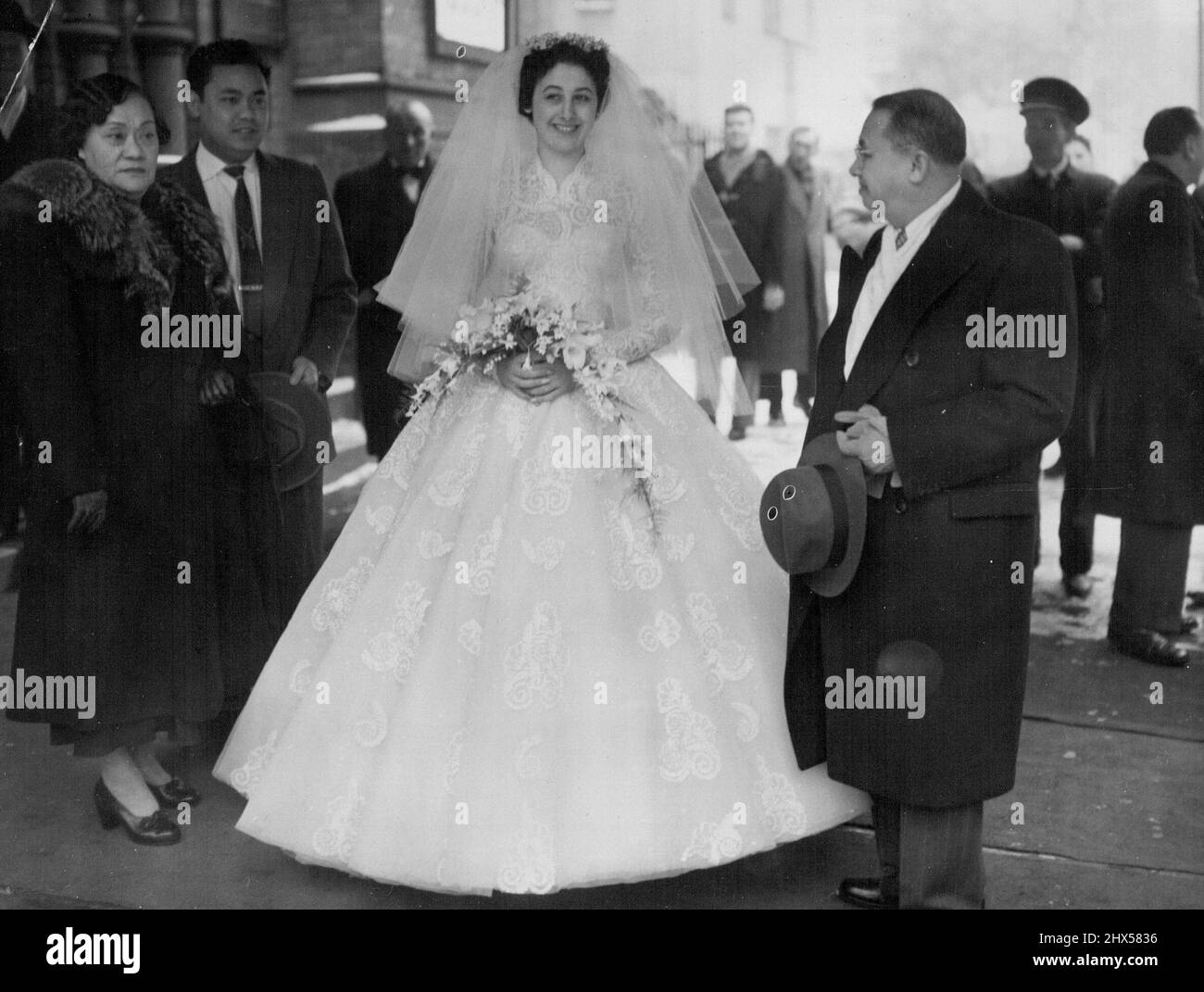 Invités royaux à London Wedding -- de gauche à droite, la princesse Mairmunah, le prince Aman, la mariée et le prince Ahmad.le prince Ahmad, fils du sultan et de Johore et ancien premier ministre de l'État malais, était un invité au mariage de Zena Preston, 20 et Jack Gray, 28, À la New West End Synagogue, Bayswater, Londres, aujourd'hui 20 février. Avec le prince se trouvaient sa femme, la princesse Mairmunah, et leur fils, la princesse Aman. Prince Aman est un ami de la mariée, qui vient d'Australie, ils ont rencontré à Perth.les parents de Gray ont voyagé 11 000 miles d'Australie pour le mariage. Mlle Preston vient de Bro Banque D'Images