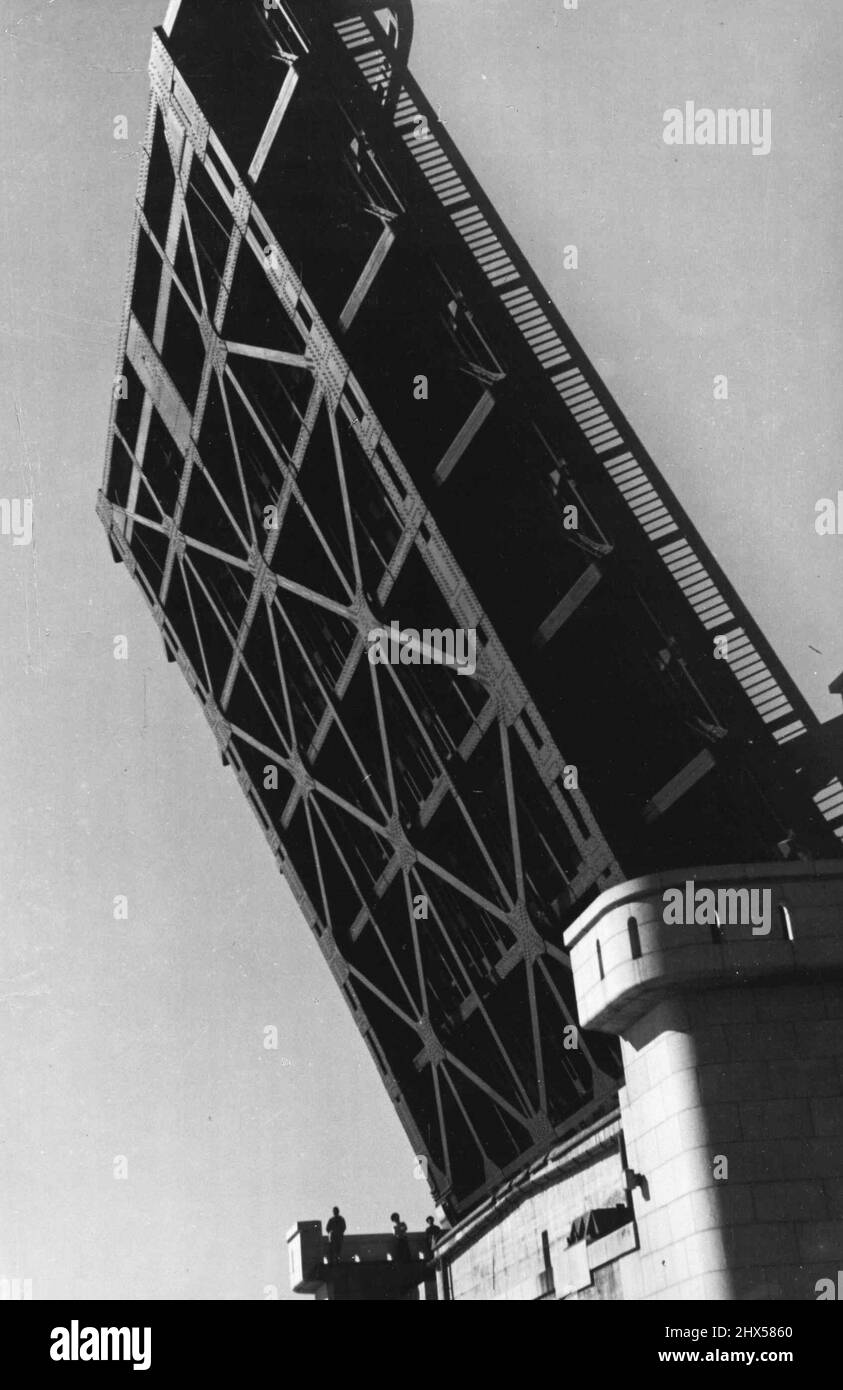 Premier Drawbridge construit en extrême-Orient - Un acte d'équilibre d'ingénierie moderne: gros plan de ***** - portée de levage, relevée à ses gradients maximum de 70 degrés ***** . 1 janvier 1940. (Photo de la Japan photo Library). Banque D'Images