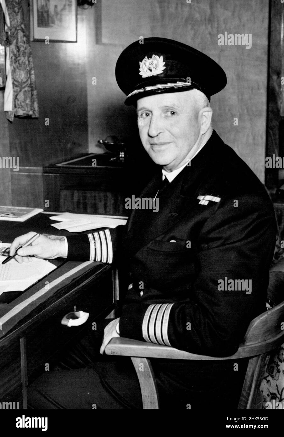 Capitaine du Royal Tour Liner -- vu à bord du S.S. 'Gothic' à son poste de quai du Roi George V aujourd'hui est le commandant David Aitchison de Dunmow (Essex), capitaine du navire, qui part pour la Jamaïque le 10th novembre, pendant le Royal Tour. Les travaux préparatoires sur le navire de 15 900 tonnes 'Gothic' sont maintenant terminés et le navire est prêt pour le rôle qu'il jouera dans le prochain tour royal du Commonwealth. En décembre, il sera occupé par H.M. la reine et H.R.H. le duc d'Édimbourg, quand le paquebot les ramasse à la Jamaïque, après qu'ils y aient effectué leur vol à la première étape de leur voyage Banque D'Images Capitaine du Royal Tour Liner -- vu à bord du S.S. 'Gothic' à son poste de quai du Roi George V aujourd'hui est le commandant David Aitchison de Dunmow (Essex), capitaine du navire, qui part pour la Jamaïque le 10th novembre, pendant le Royal Tour. Les travaux préparatoires sur le navire de 15 900 tonnes 'Gothic' sont maintenant terminés et le navire est prêt pour le rôle qu'il jouera dans le prochain tour royal du Commonwealth. En décembre, il sera occupé par H.M. la reine et H.R.H. le duc d'Édimbourg, quand le paquebot les ramasse à la Jamaïque, après qu'ils y aient effectué leur vol à la première étape de leur voyage Banque D'Images