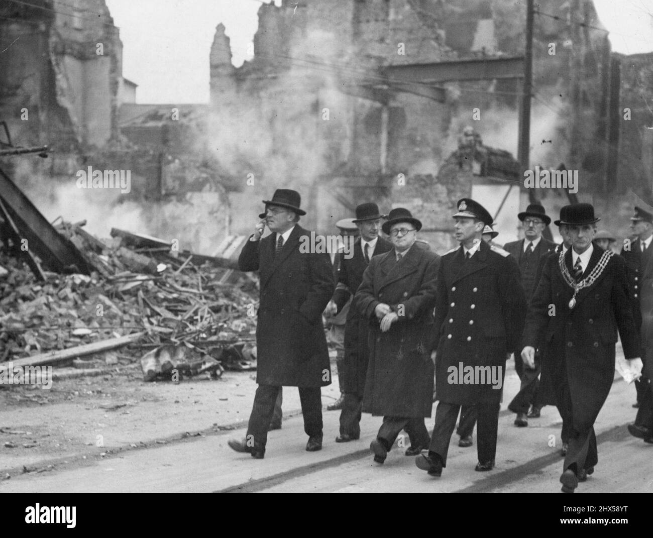 Le roi inspecte les dommages causés à Southampton -- le roi, accompagné de M. Herbert Morrison et du maire de Southampton, a inspecté les dommages causés à Southampton par les récentes raids aériens allemands. 05 décembre 1940. (Photo de L.N.A.). Banque D'Images