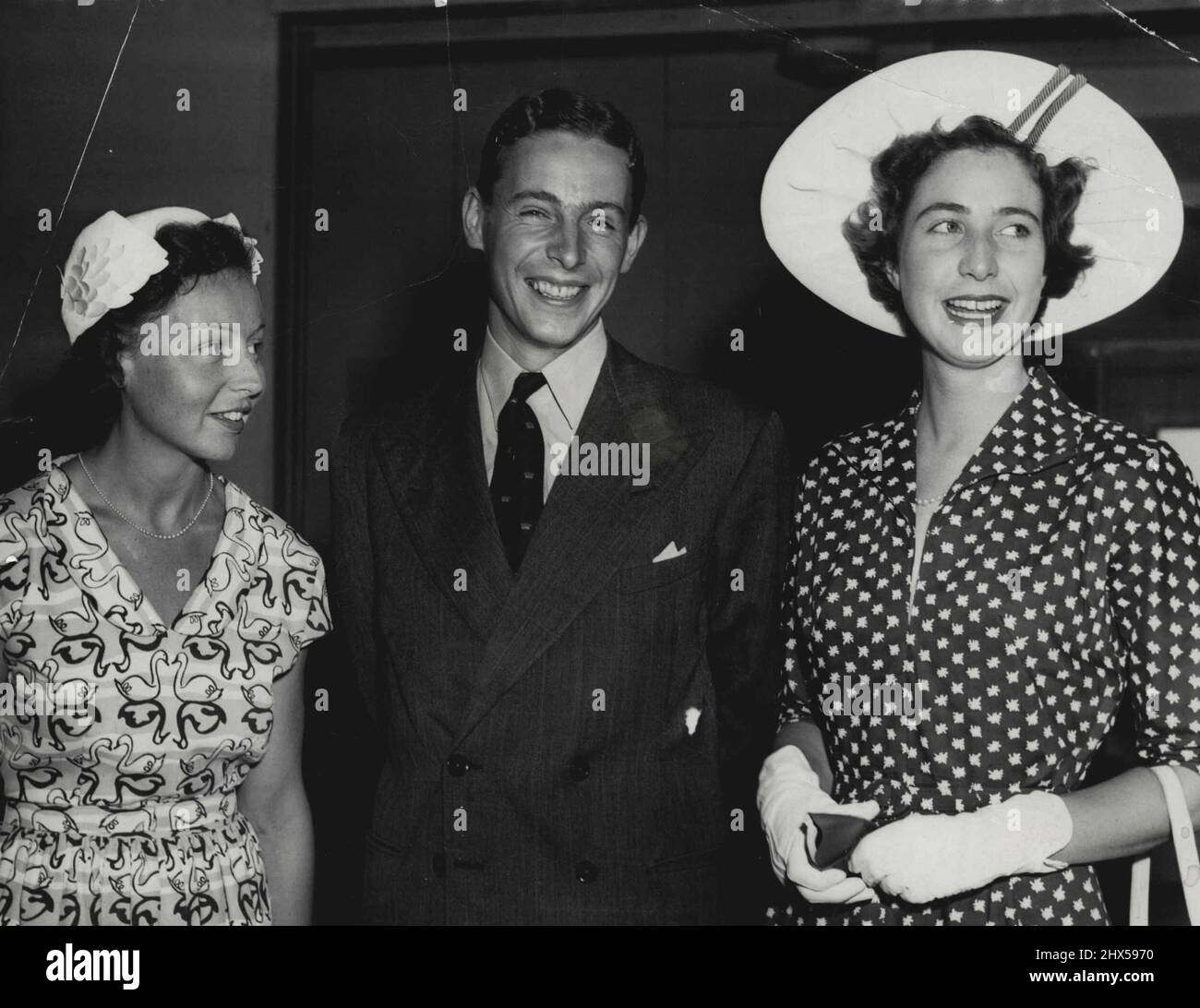 Mlle Heather Menzies, qui sera une demoiselle d'honneur lors du mariage le mois prochain de Mlle Jeanette Brooks, fille du gouverneur de Victoria, et de Lieut. Robin Byrnem Rn, était à l'aéroport de Kingsford Smith ce matin pour rencontrer le marié quand il est arrivé par Air Ceylan de Londres. Il part plus tard pour Melbourne. 30 janvier 1952. Banque D'Images