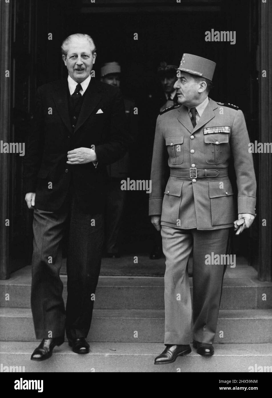 Le général Guillaume voit le Ministre de la Défense - le général Guillaume quitter le Ministère de la Défense aujourd'hui avec la RT. L'honorable Harold MacMillan, le nouveau ministre de la Défense après leur réunion d'aujourd'hui. Peu après son arrivée à Londres aujourd'hui, le général Guillaume, président du Comité des chefs d'état-major français et président du Comité militaire de la N.A.T.O., a rencontré le nouveau ministre britannique de la Défense, le RT. L'honorable Harold MacMillan, député. 08 novembre 1954. (Photo de Paul Popper Ltd.). Banque D'Images