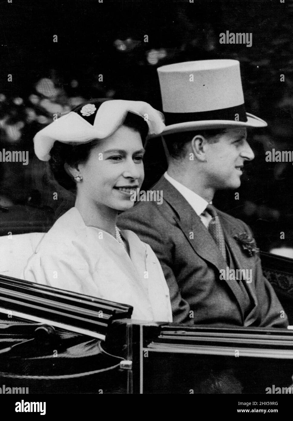 Royal Ascot - deuxième jour -- Un gros plan de la Reine et du duc d'Édimbourg en conduisant le parcours à l'arrivée à Ascot aujourd'hui. 16 juin 1954. Banque D'Images