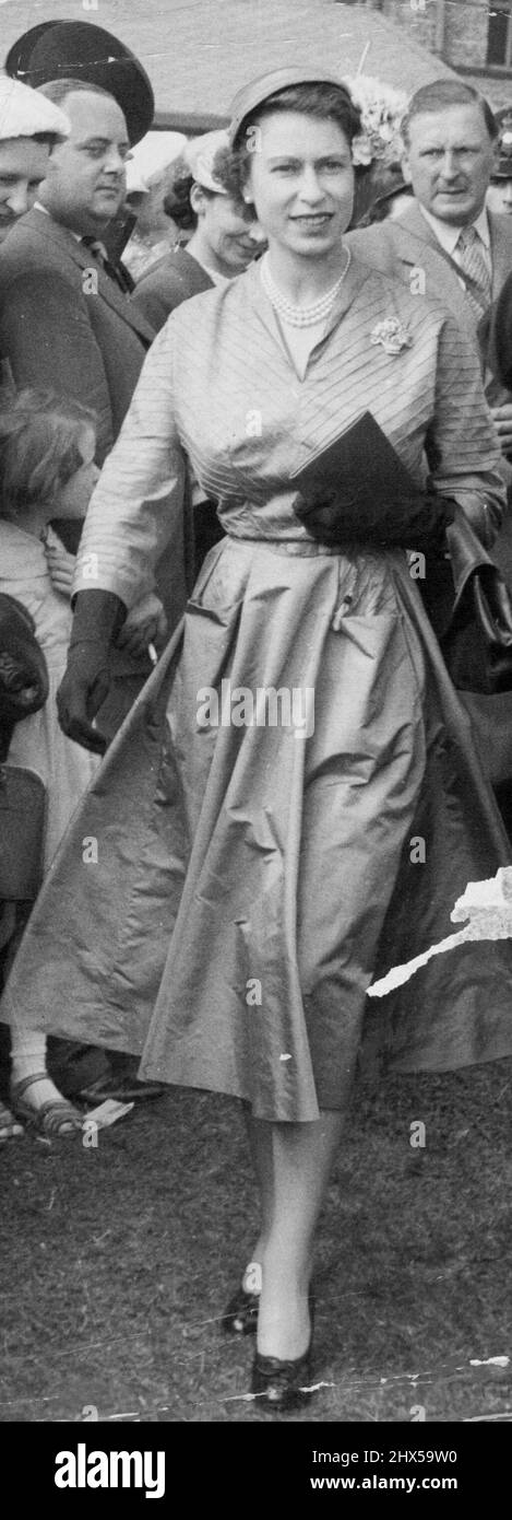 La Reine souriant, lorsqu'elle a vu le St. léger à Doncaster races récemment. La Reine portait une robe bleue, un manteau de couleur crème avec col mandarin et un chapeau rose. 13 septembre 1955. Banque D'Images