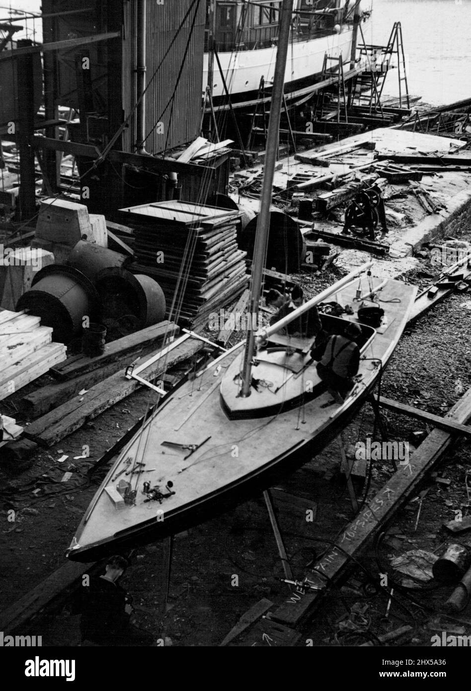 New Royal Racing Yacht près de l'achèvement -- regardant vers le bas sur les lignes de garniture du nouveau yacht royal que les ouvriers la préparent pour ***** À Gosport. Un nouveau yacht royal de course de la classe Dragon, mariage présenté à la princesse Elizabeth et au duc d'Édimbourg du club de voile de l'île (île de Wight), est en voie d'achèvement aux chantiers de Gosport, Hants, où elle est construite. Le yacht, qui est de plus de 29 pieds de long, a été nommé Bluebottle, et sera vu dans le Solent cette semaine pour l'étirement de voile. On espère que le navire sera officiellement présenté à leurs Altesses Royales à Cowes. Juin Banque D'Images