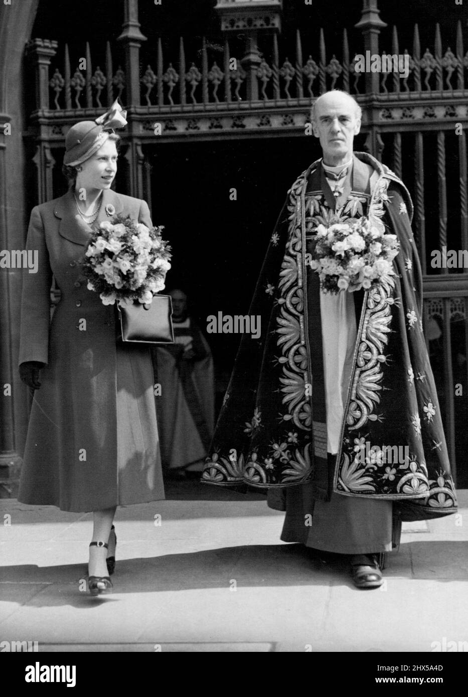 La princesse Elizabeth et le doyen de Westminster, tous deux en position, quittent l'abbaye après la cérémonie. Princesse à la cérémonie historique de Maundy. - S.A.R. la princesse Elizabeth aujourd'hui a été dépuisée pour H.M. le roi lors de la cérémonie historique Maundy à l'abbaye de Westminster, Londres. Comme seul le roi ou son Seigneur Haut Almoner peut effectuer la cérémonie - qui implique un jeton "lavage" des pieds de 54 personnes âgées et pauvres, Une pour chaque année du souverain - la princesse était simplement un spectateur. La cérémonie découle de l'acte d'humilité du Christ à ses disciples. Après, « de l'argent de la tante » - pièces de monnaie prises - Banque D'Images