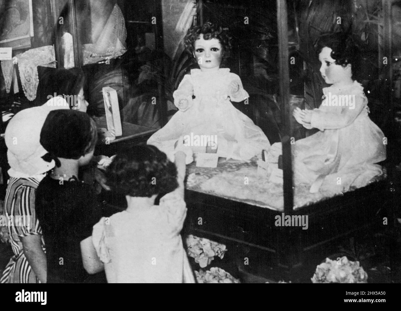 Reine Elizabeth II - possessions de poupées, chiens, Hokes etc. - Royalties britanniques. 30 août 1938. (Photo de l'Atlantique). Banque D'Images