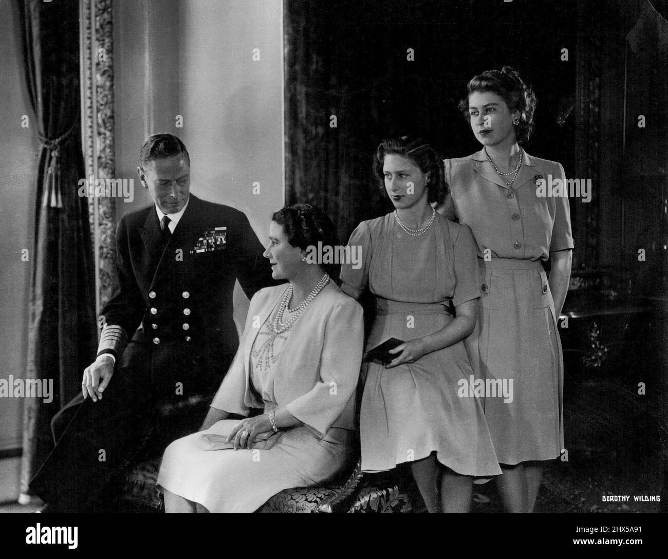 La Maison royale de Windsor - leurs Majestés le Roi et la Reine avec la princesse Margaret et la princesse Elizabeth qui épousa son Altesse Royale le duc d'Édimbourg en 1947. À la succession, la princesse régnerait comme son ancêtre, Victoria, avec un consort. 16 novembre 1948. (Photo de Dorothy Wilding). Banque D'Images