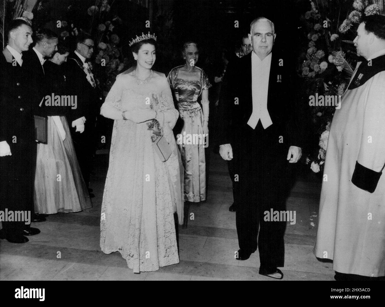 La Reine au Lloyd's - la Reine, portant une robe de dentelle ivoire sur taffetas de couleur pêche, est vue quand elle a visité Lloyd's pour poser la pierre de fondation d'un nouveau bâtiment du Lloyd's, £2, 000 000. À son arrivée, la Reine, qui était accompagnée du duc d'Édimbourg, a été accueillie par M. Matthew Watt Drysdale, président de Lioyd. 7 novembre 1952. Banque D'Images