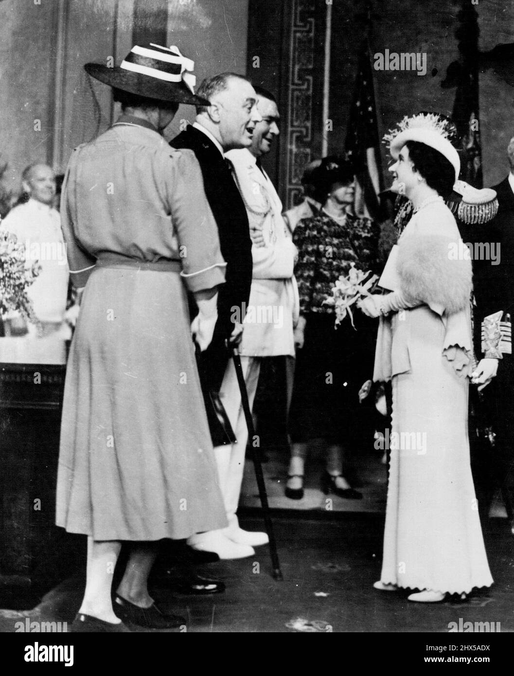 Les sourires abondent alors que Royalty arrive à Washington -- sa Majesté, la reine Elizabeth d'Angleterre est montrée comme un sourire typique éclaire son visage quand ***** Franklin D. Roosevelt (bouche ouverte) a fait une remarque humoristique à l'arrivée du roi George VI et de sa reine dans la capitale de la nation ici aujourd'hui. Le Roi, la nuit de la Reine, peut être vu en partie dans l'uniforme d'un amiral. Avec son dos à la caméra, Mme Roosevelt est photographiée. 06 août 1939. (Photo par Wide World photos). Banque D'Images