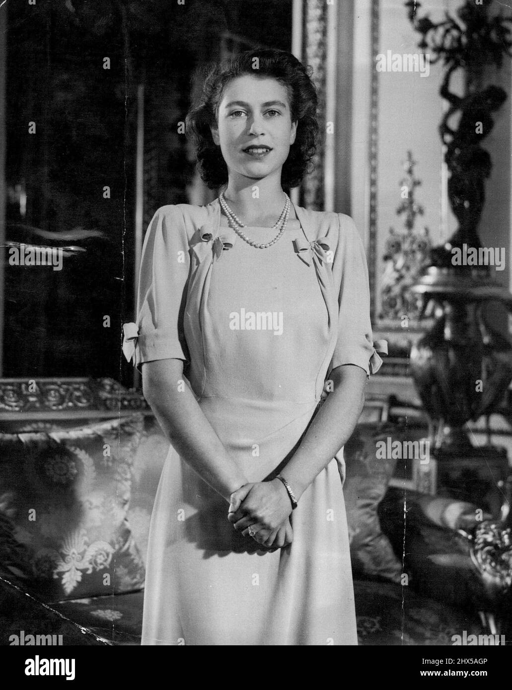 La mariée royale cette photo souriante de S.A.R. la princesse Elizabeth héritière présumée au trône, a été spécialement posée dans la salle de dessin blanche de Buckingham Palace à l'occasion du mariage de la princesse le 20th novembre à Liuet, Philip Mountbatten, R.N. 5 septembre 1947. Banque D'Images