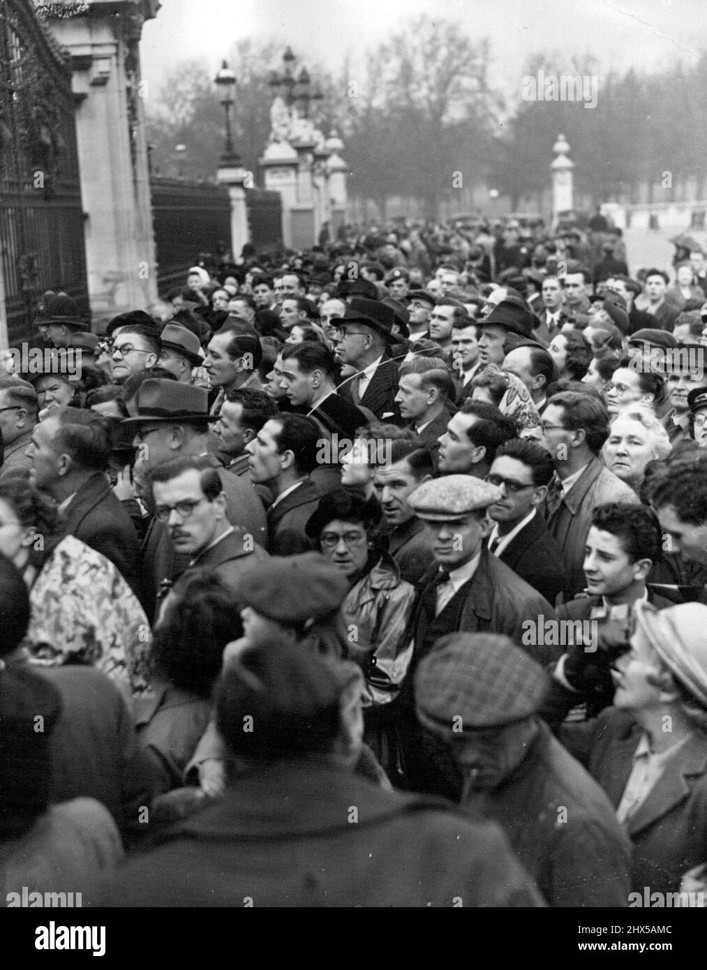 La foule se bloque toujours au Palais de Buckingham pour les dernières nouvelles de la naissance royale Une scène à l'extérieur de Buckingham Palace, Londres, juste avant le déjeuner aujourd'hui (lundi). Des foules affluent encore vers le Palais pour entendre les dernières nouvelles et lire les derniers bulletins concernant la santé de la princesse Elizabeth et de son fils né hier 15th. Novembre 1948. 24 novembre 1948. (Photo de Reuterphoto). Banque D'Images