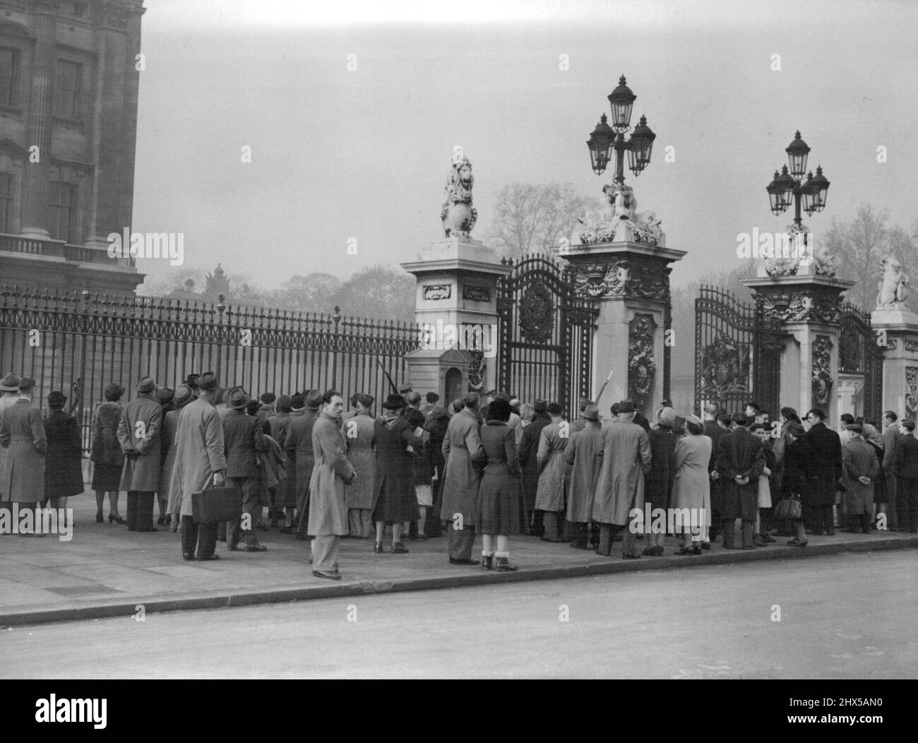 Des foules attendent la naissance royale les gens sont vus à l'extérieur du Palais de Buckingham ce matin le 13 novembre, dans l'attente des nouvelles de la naissance du bébé de la princesse Elizabeth. 13 novembre 1948. (Photo par photo de presse associée). Banque D'Images