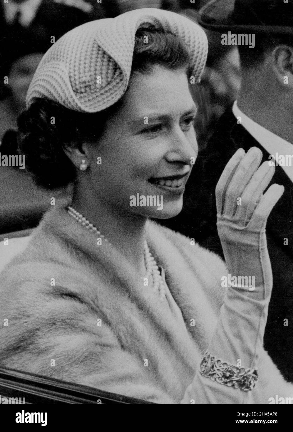 La mode du dernier jour de la Reine la Reine, souriante et portant un joli chapeau blanc à bords ondulés, se déplace le long du cours d'Ascot avec le duc d'Édimbourg, le dernier jour de la rencontre royale. 18 juin 1954. Banque D'Images