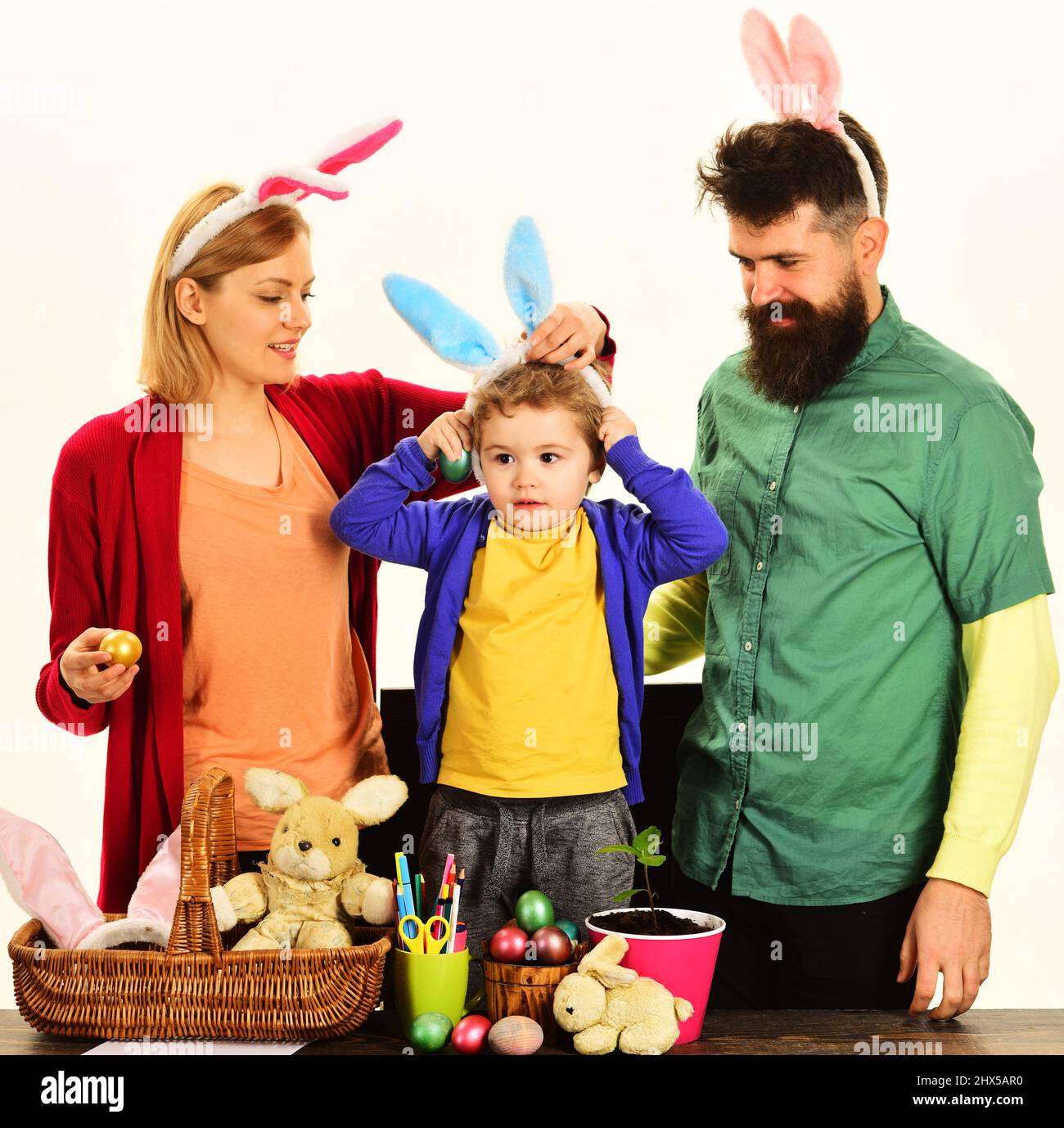 Joyeuses fêtes de pâques en famille. Mère, père et fils avec œufs de couleur. Famille de lapins. Banque D'Images