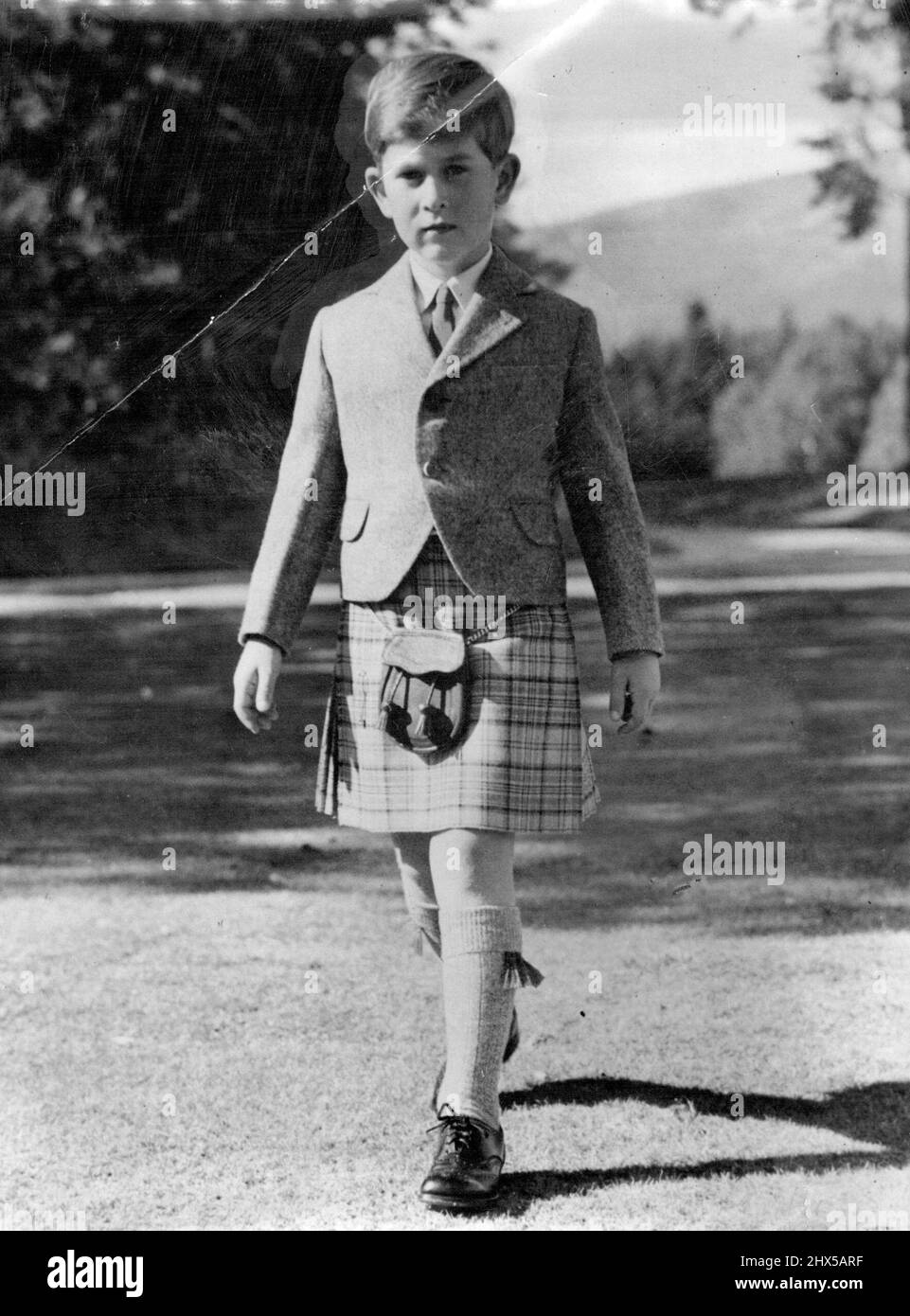 Le prince Charles a sept - sept ans aujourd'hui (lundi), le prince Charles semble être une figure robuste qui traverse les terres du château de Balmoral, en Écosse, dans un kilo de tartan Balmoral (limité aux membres de la famille royale). Il est né le 14 novembre 1948 à Buckingham Palace, Londres. 11 novembre 1955. (Photo de Reuterphoto). Banque D'Images