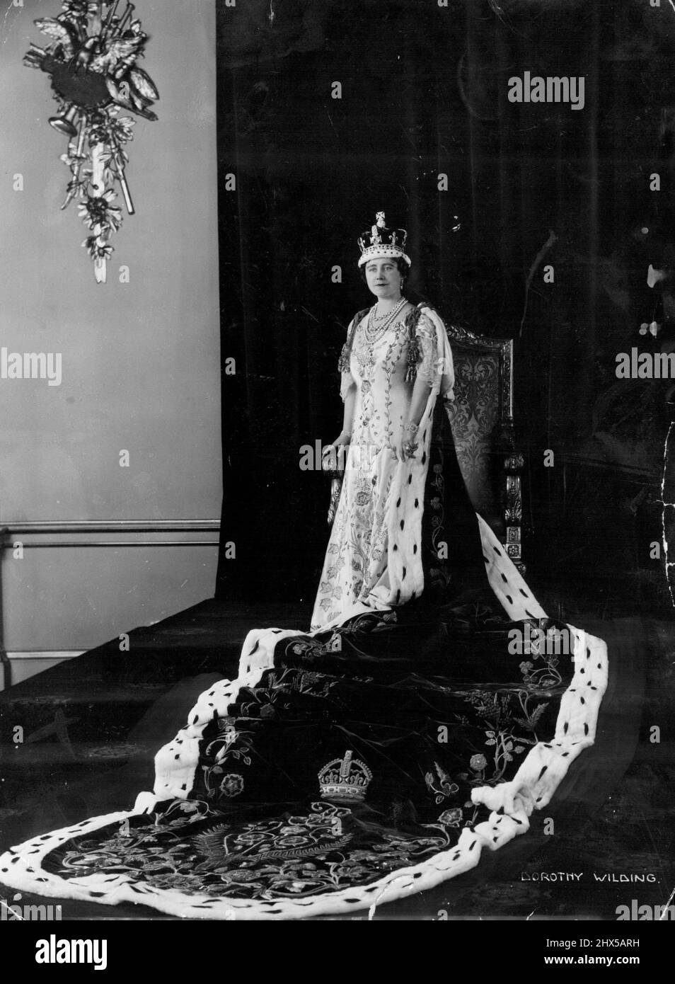 Portrait officiel de sa Majesté la reine Elizabeth pris dans la salle du trône au palais de Buckingham immédiatement après le couronnement. 7 juin 1937.(photo de Dorothy Wilding). Banque D'Images