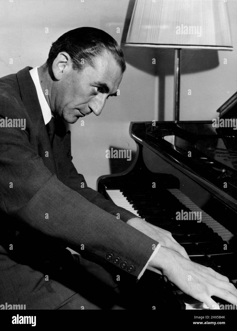 Stern, intense, Isador Goodman's in Classical Mood joue l'Appassionata de Beethoven. 15 mars 1953. Banque D'Images