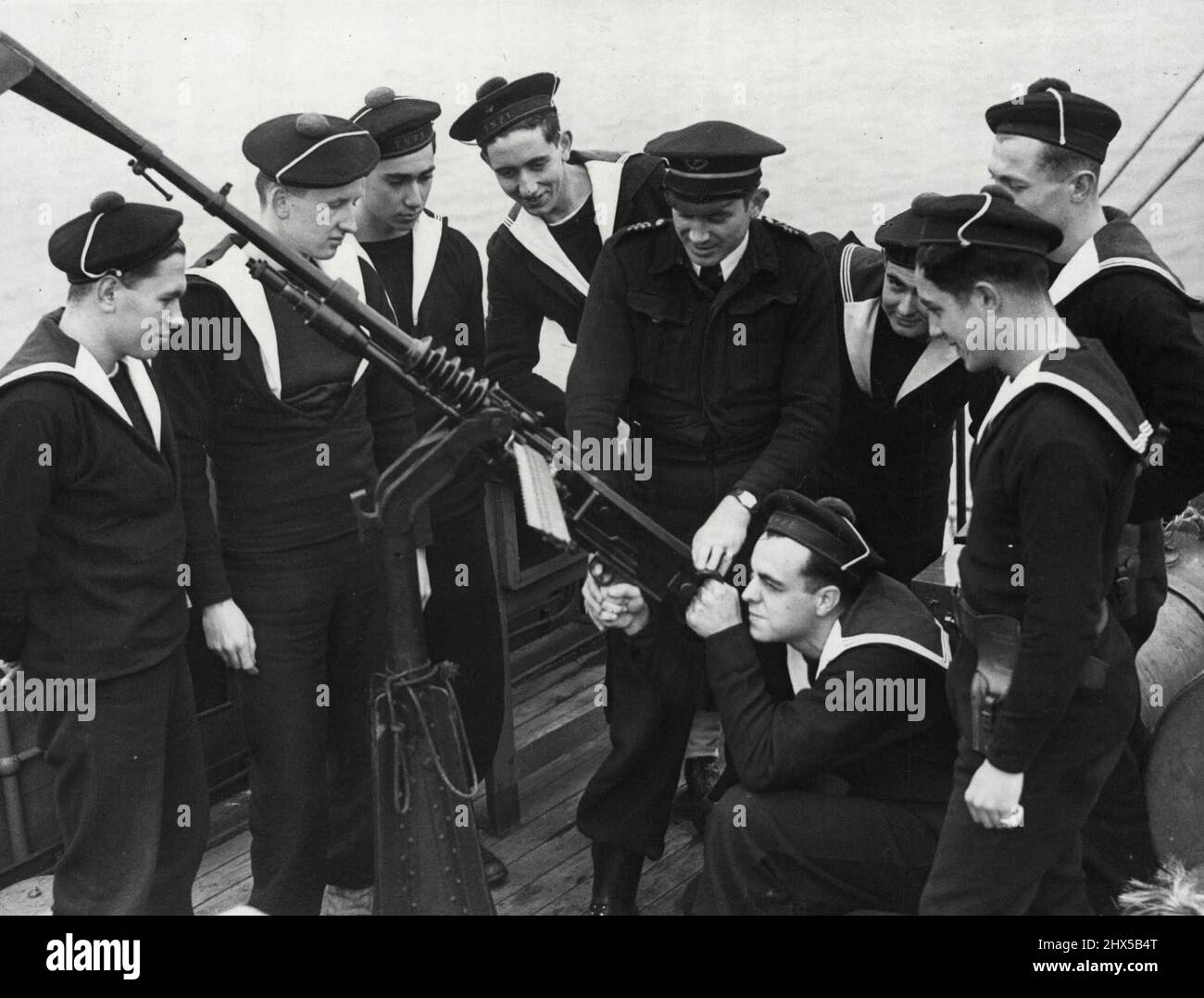 Bateau d'entraînement français gratuit -- Cadets français gratuits recevant des instructions sur le pistolet Hotchkiss. Le navire de guerre français libre 'Président Tissier' est maintenant une école de formation pour les cadets français libres. Elle est nommée d'après le scientifique français et, à l'époque de la paix, était célèbre comme navire de recherche scientifique, et a passé des semaines dans l'Atlantique à étudier des problèmes qui assaillent les pêcheurs en haute mer. 15 février 1943. (Photo de L.N.A.). Banque D'Images