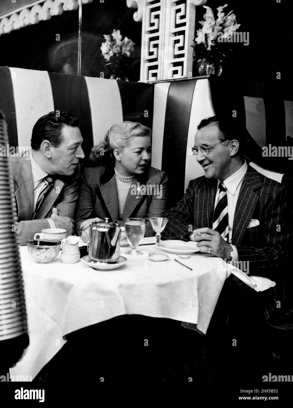 TV Stars of Star Time: Lew Parker; Frances Langford, Benny Goodman, sérénade chez Armando's. 9 janvier 1951. (Photo par look Magazine) Banque D'Images