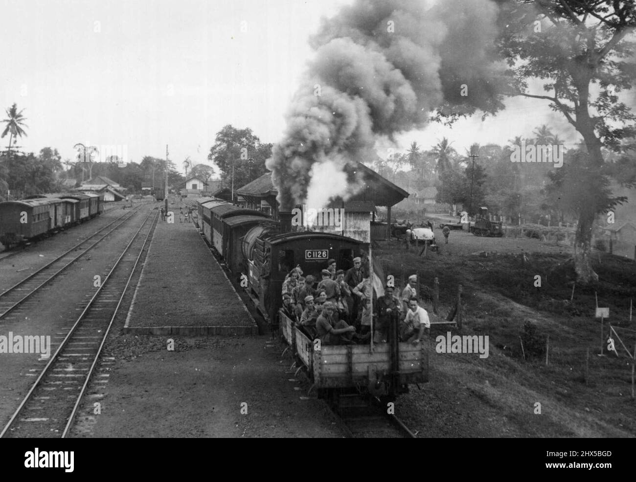 Lorsque ce train a quitté Tangarang, Java, comme illustré ici, il a été le premier à être dirigé par les chemins de fer néerlandais, sous le drapeau néerlandais, depuis la libération des Japonais. Jusqu'à ce moment-là, tous les chemins de fer de Java étaient entre les mains des Indonésiens, mais le bataillon libérateur de Tangarang a travaillé sur le moteur saboté jusqu'à ce qu'il soit servile, puis le train a été conduit à Batavia. 03 juillet 1946. (Photo par le service d'information du gouvernement des Antilles néerlandaises). Banque D'Images