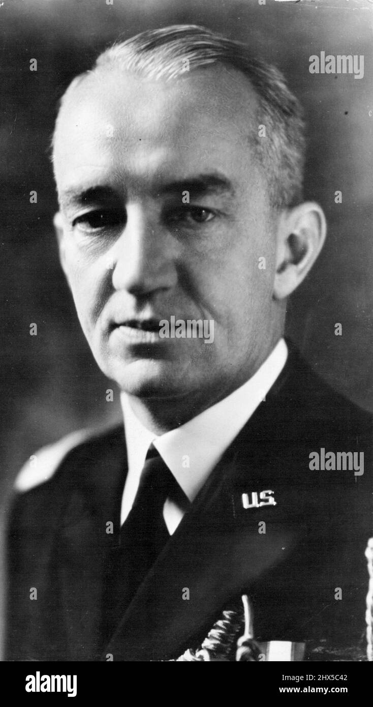 Commande les forces américaines en Papouasie - Lieut. Le général Robert L. Eichelberger, ancien surintendant de l'Académie militaire des États-Unis à West point et maintenant commandant des forces américaines en Papouasie, a reçu la Croix de service distingué pour la direction réussie des forces qui ont conduit les Japonais hors de la Nouvelle-Guinée. Âgé de cinquante-sept ans, le général Eichelberger est diplômé de West point en 1909. Une grande partie de son service a été en Orient, y compris en tant qu'officier de liaison avec la délégation chinoise à la conférence sur le désarmement en 1922. 22 mai 1943. (Photo par Interphoto News Pictures). Banque D'Images