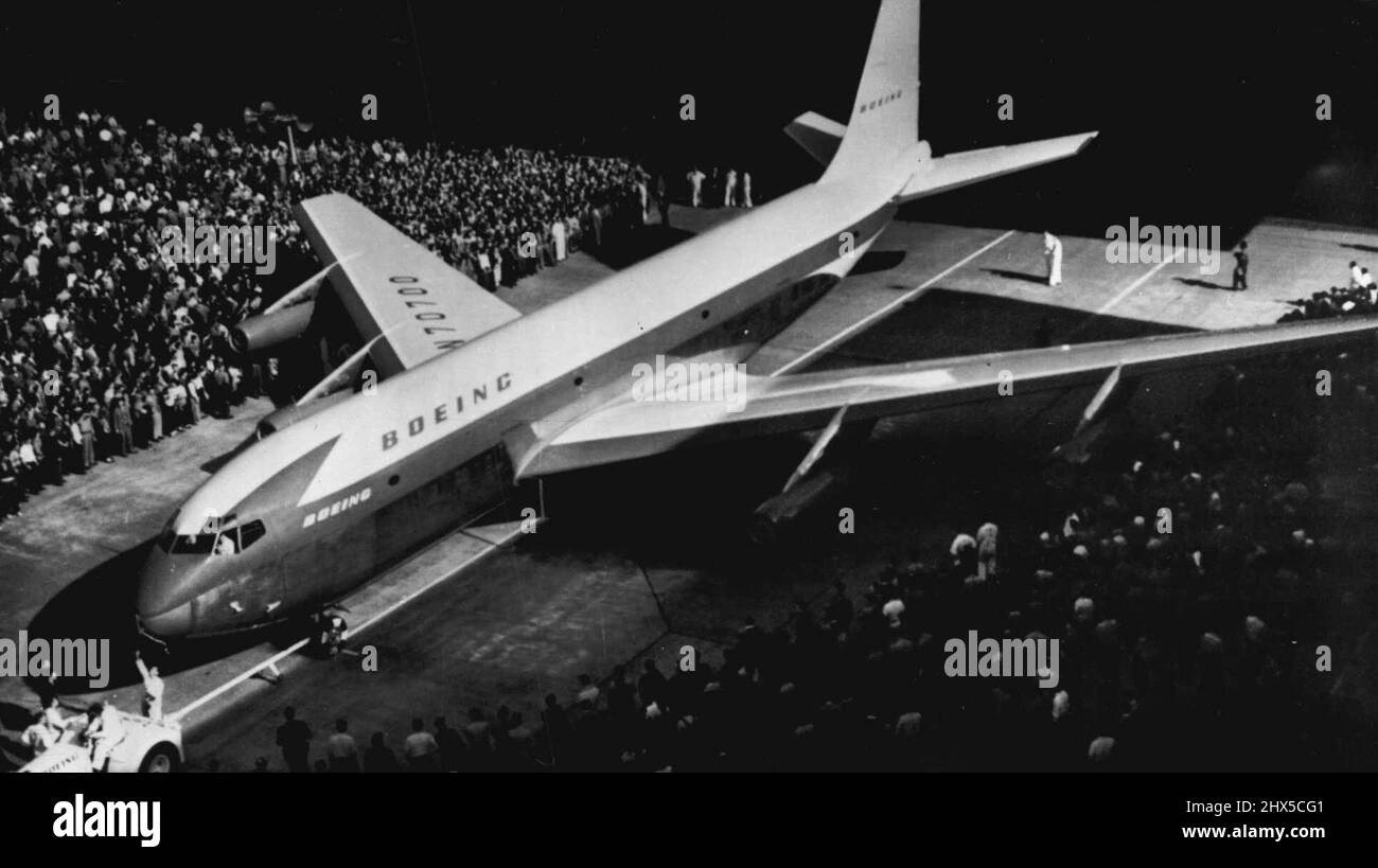 Dévoilement de New Jet transport -- le premier avion de transport Big Jet de la nation, un avion à voilure balayée de 95 tonnes en classe de 550 miles par heure, est déployé à partir de l'usine de Renton de Boeing Airplane Company à proximité jusqu'à jour après avoir été baptisé par Mme William E. Boeing. Le nouveau « Stratoliner » est décrit comme « prototype de transport de navires-citernes », « premier d'une ligne qui peut être utilisée pour ravitailler des bombardiers en vol et éventuellement comme des avions de ligne commerciaux qui transporteront de 80 à 130 passagers. 14 mai 1954. (Photo par AP Wirephoto). Banque D'Images