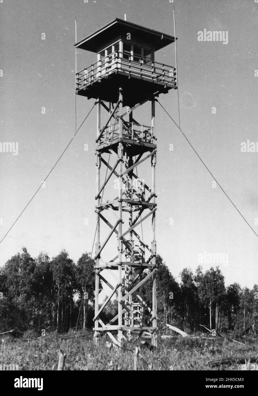 Caserne de pompiers sur la forêt d'État de Bago, dans la région de Batlow. 23 octobre 1950. Banque D'Images