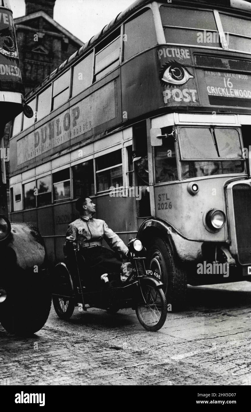 800 miles in Invalid chair - William Curran, âgé de 39 ans, d'Ipswhich, qui malgré le fait qu'il a été frappé par la paralysie il y a quelques mois, a refusé de briser sa promesse de donner à son fils de cinq ans Terence, un voyage en vacances. Il a prévu un voyage de 800 miles dans une chaise invalide - et s'est mis en route avec Terence assis à ses pieds. Voici le couple à Londres, après avoir terminé la plus grande partie de leur voyage. Une seule mauvaise manipulation - une seule perforation. 3 septembre 1946. (Fonctions photo par miroir). Banque D'Images