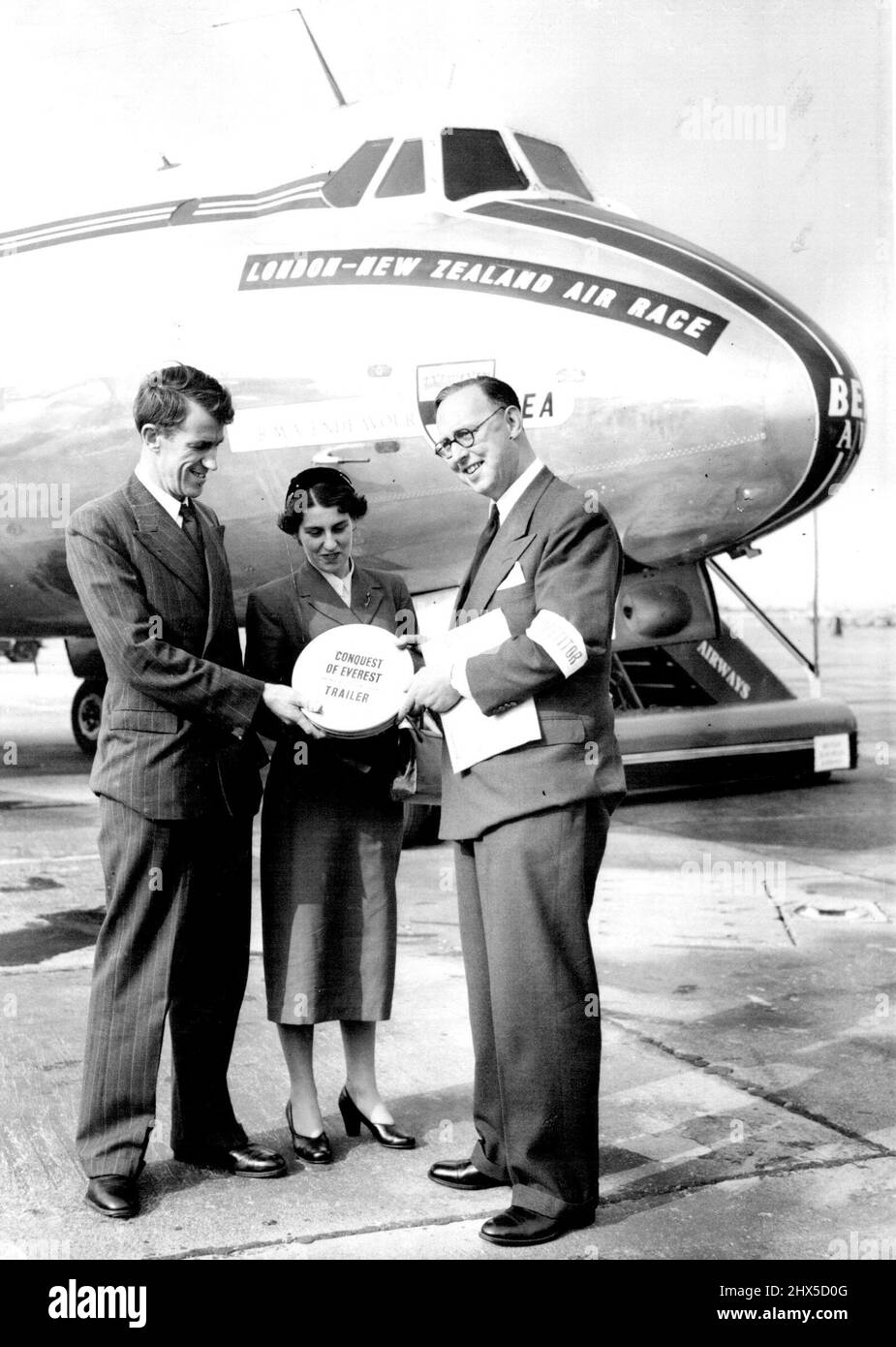 Everest film Going with Air Race plane -- Everest conquérant Sir Edmund Hillary, photographié avec sa femme Lady Hillary, mains à M. Peter ***** British European Airways, un film de la conquête de l'Everest qui est pris en Nouvelle-Zélande par l'entrée de BEA dans la course aérienne de Londres-Nouvelle-Zélande qui commence à Londres. De l'aéroport à la journée. L'avion BEA (sur l'image) est le Vickers Viscount et est l'un des trois avions de la station de transport de la course. 8 octobre 1953. (Photo de Charles Dawson, United Press photo). Banque D'Images