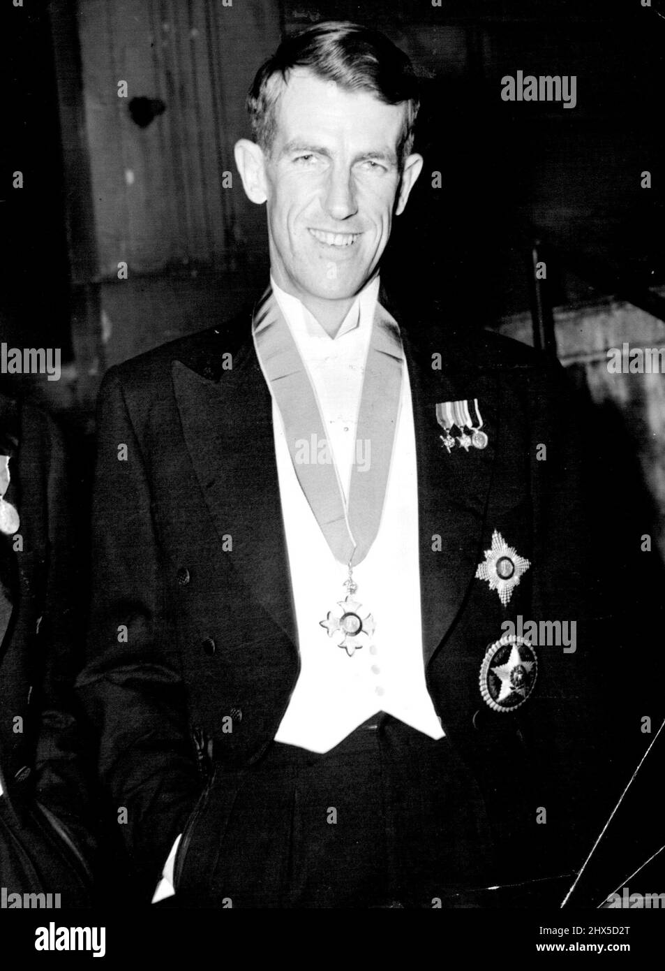 Hillary a reçu l'accolade -- Sir Edmund Hillary, portant son insigne, laissant le club de voyageurs hier soir le club de voyageurs hier soir, sur son chemin à une réception gouvernementale à Lancaster House. La décoration la plus basse sur son manteau est l'étoile népalaise. Edmund Hillary, l'everest victor, a visité le palais de Buckingham hier après-midi et a reçu l'accolade de sa majesté la Reine. 17 juillet 1953. (Photo de Paul Popper). Banque D'Images