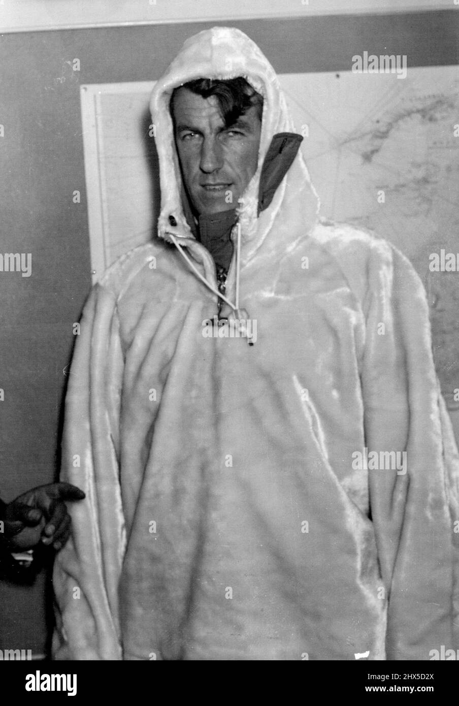 Furleen pour l'extrême-Sud -- Sir Edmund Hillary, conquérant de l'Everest et chef de l'expédition British Commonwealth South Polo qui prévoit de partir l'année prochaine, tente une équipe antarctique au siège de l'expédition de Londres aujourd'hui, le 29 juillet. C'est la première tenue 'Furleen' en Grande-Bretagne. 'Furleen' est un produit entièrement en nylon. 29 juillet 1955. (Photo par photo de presse associée). Banque D'Images