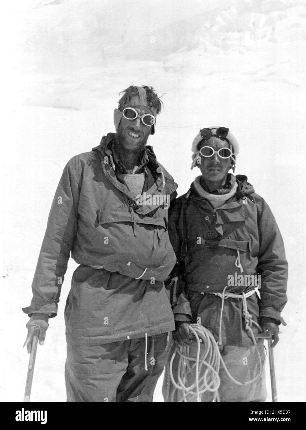 Expédition de l'Everest britannique 1953 -- retour des conquérants, une photographie de E.P. Hillary et Sherpa Tensing Bhutia après leur magnifique réalisation. 19 juin 1953. Banque D'Images