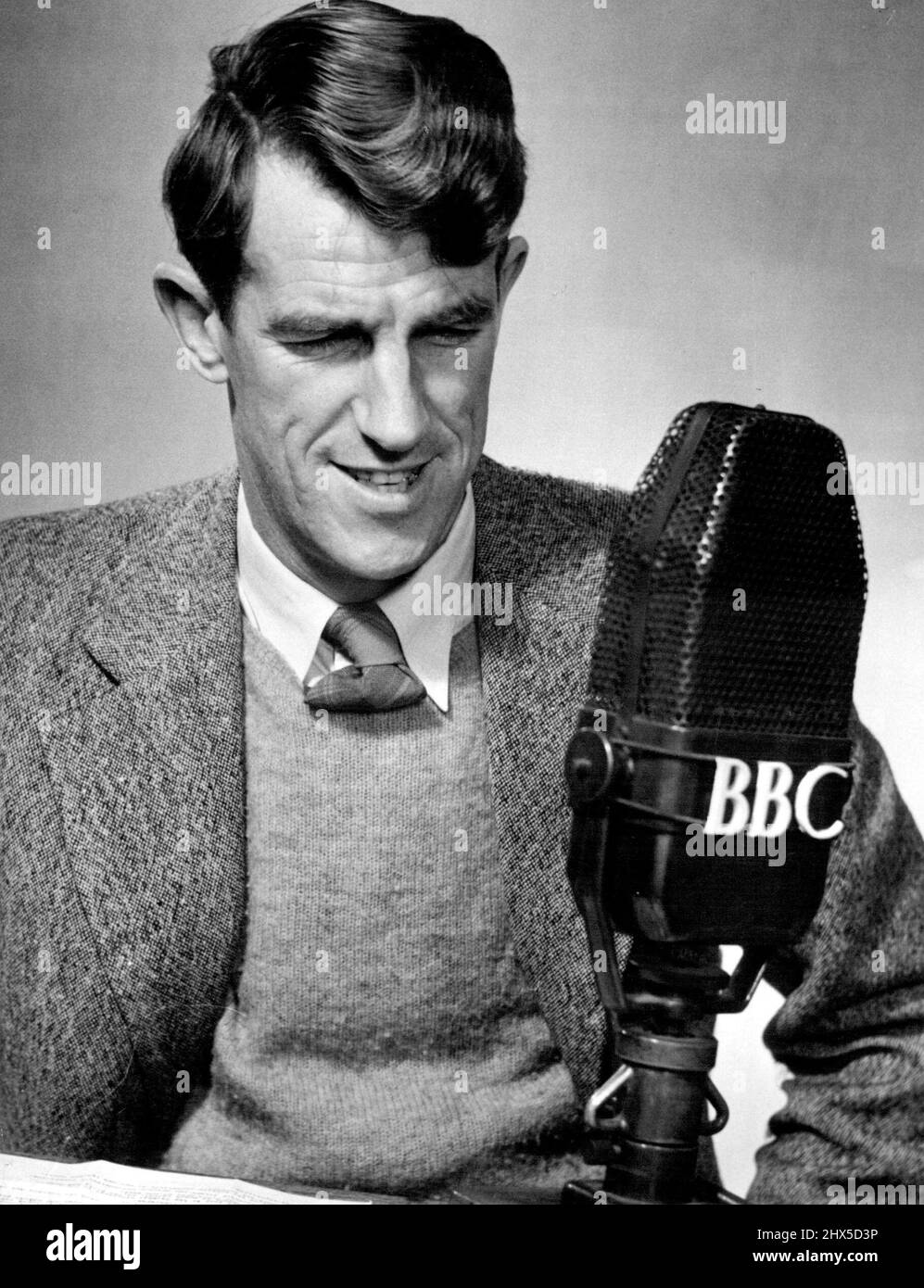 Sir Edmund Hillary K.B.E., New Zealander et conquérant o1 Everest, qui parlera immédiatement; devant H.M. la Reine dans le programme traditionnel de la BBC des salutations du Commonwealth et de l'Empire britannique le jour de Noël, 1953. Sir Edmund Hillary a critiqué hier l'attitude du gouvernement népalais à l'égard de son expédition de construire un hôpital pour Sherpas près du mont Everest. 11 décembre 1953. (Photo de la BBC). Banque D'Images